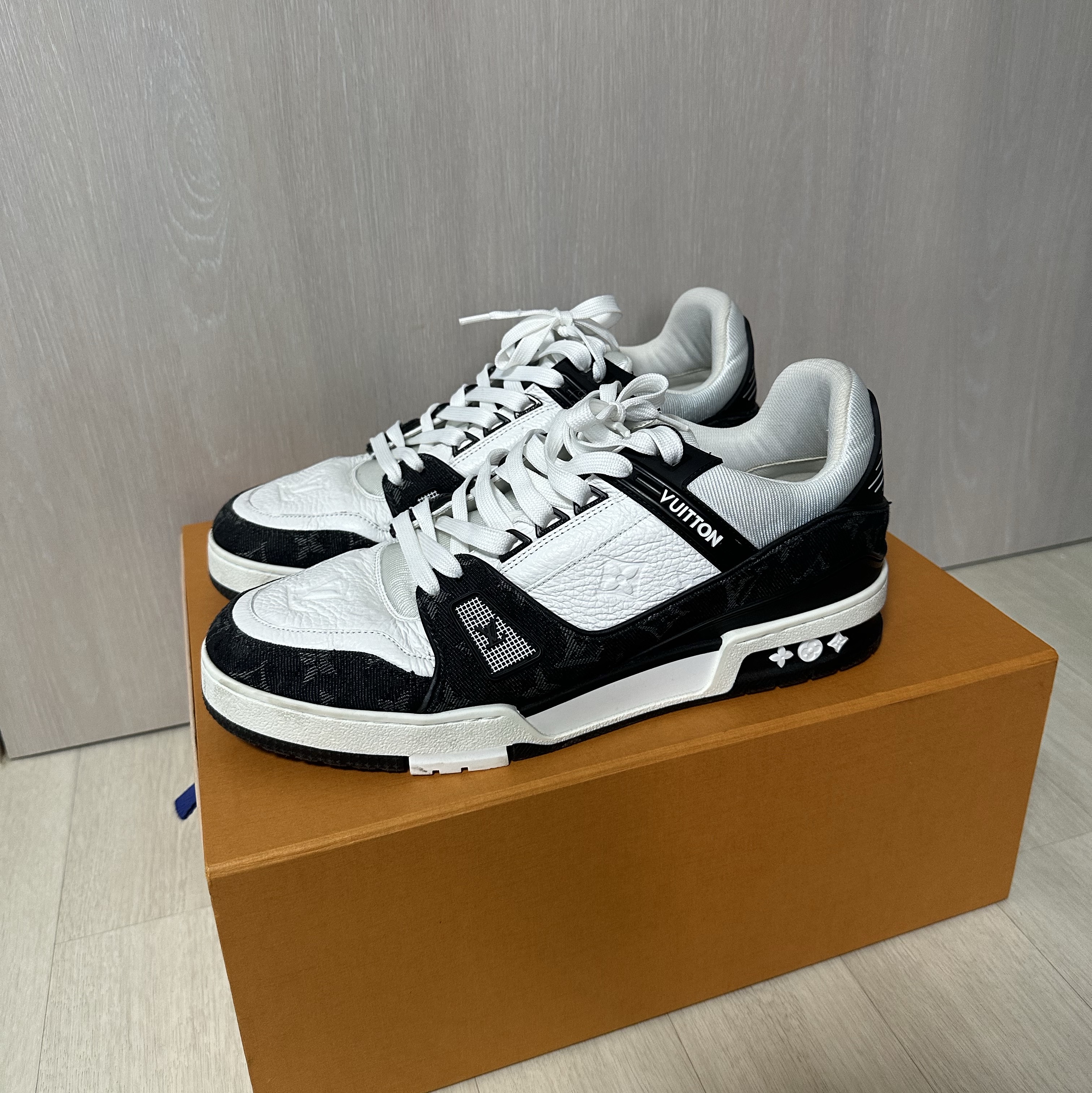 Louis Vuitton LV Trainer Sneakers Monogram Denim White Black 착용 스타일