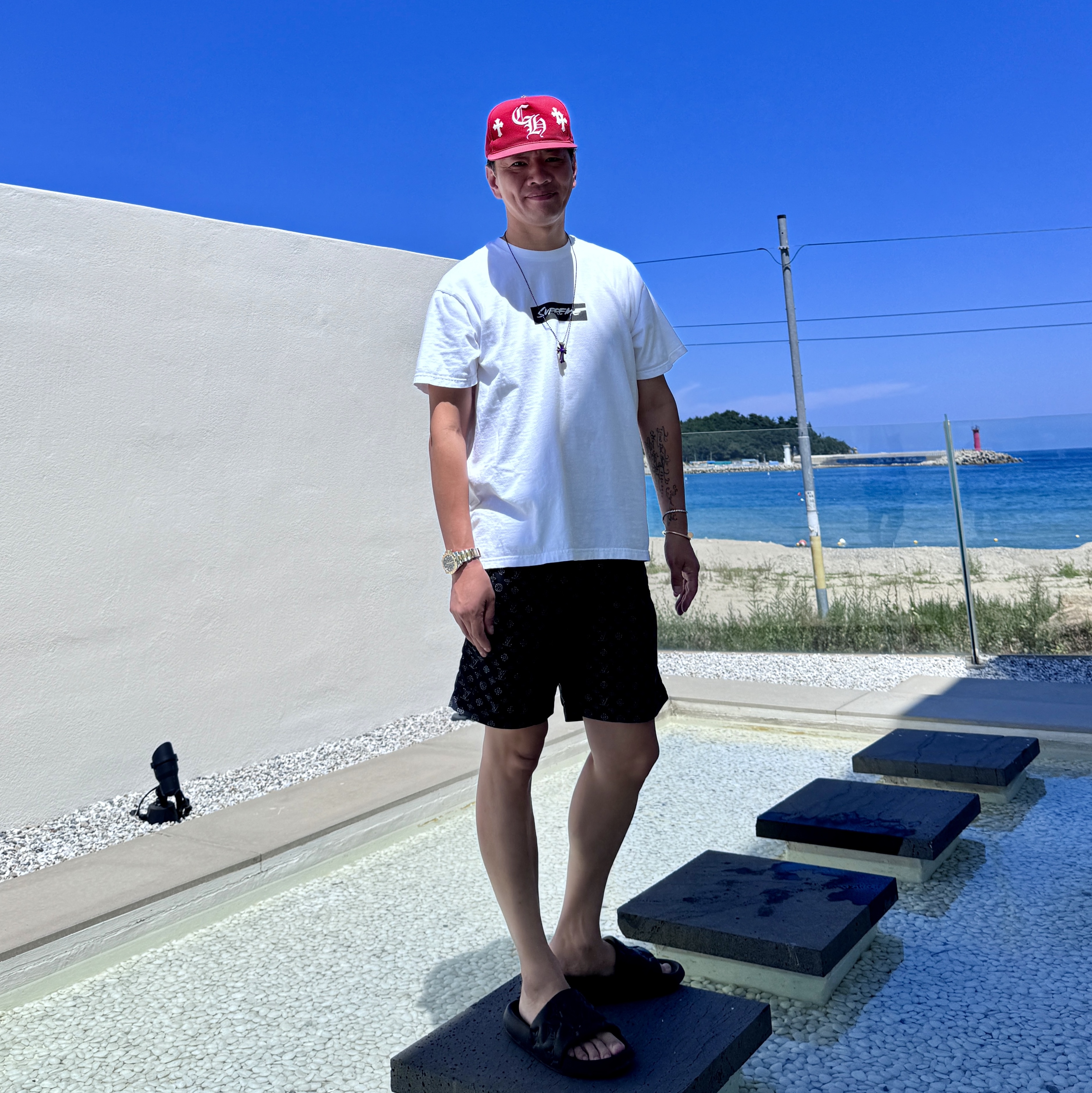 Supreme Futura Box Logo T-Shirt White - 24SS, Chrome Hearts Cross Patch Baseball Hat Red 착용 스타일