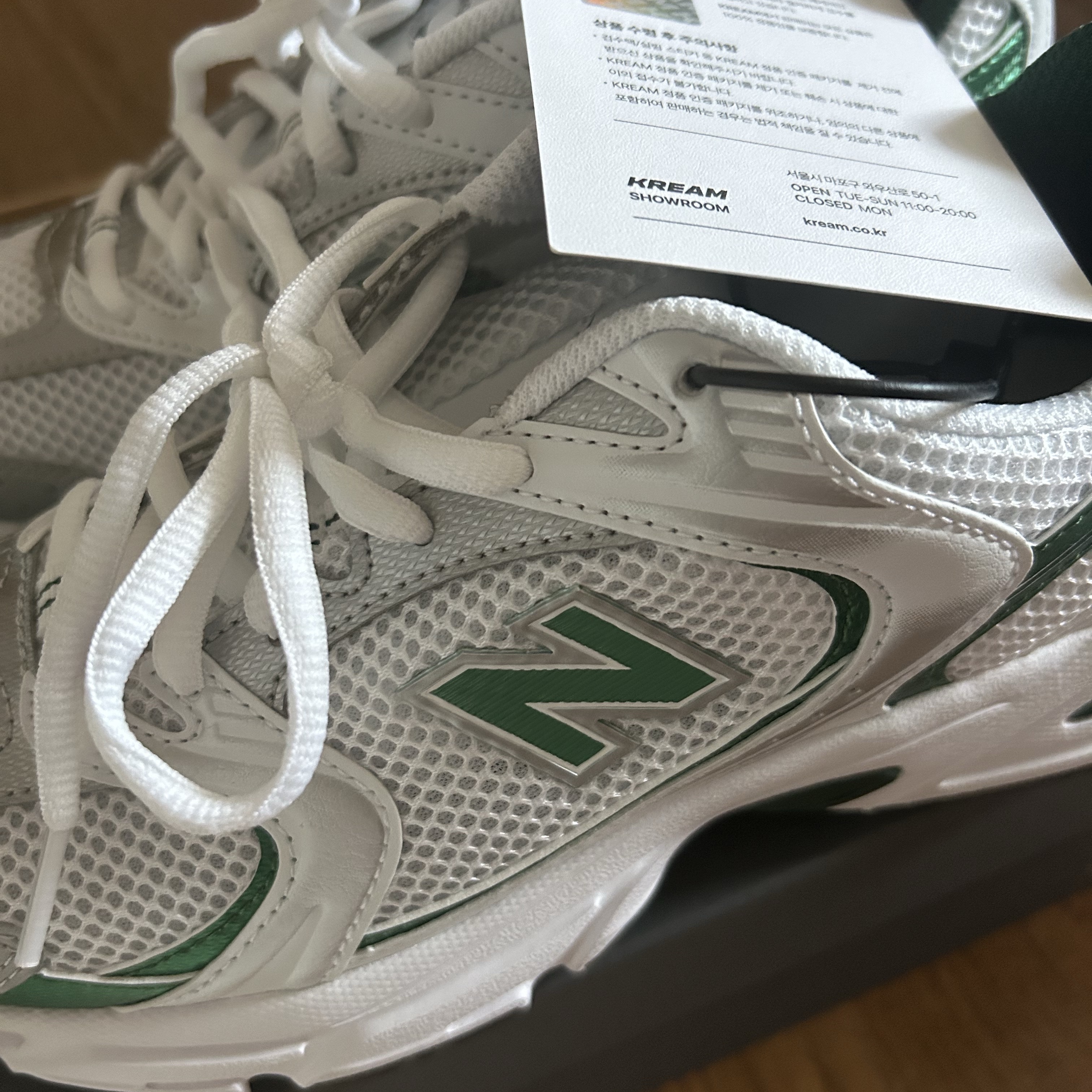 New Balance 530 White Nightwatch Green 착용 스타일