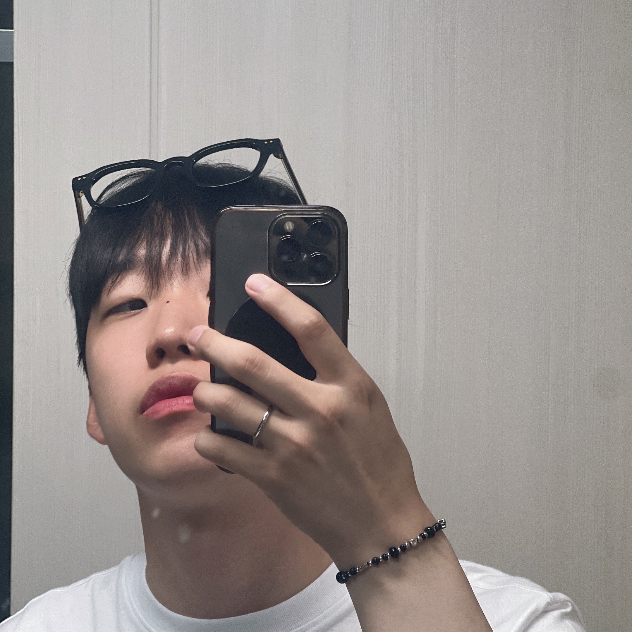 Sansan Gear Mercurial T-Shirt Off White - 23SS, Scudo Garden Karen Beads Bracelet Black 착용 스타일 - 2