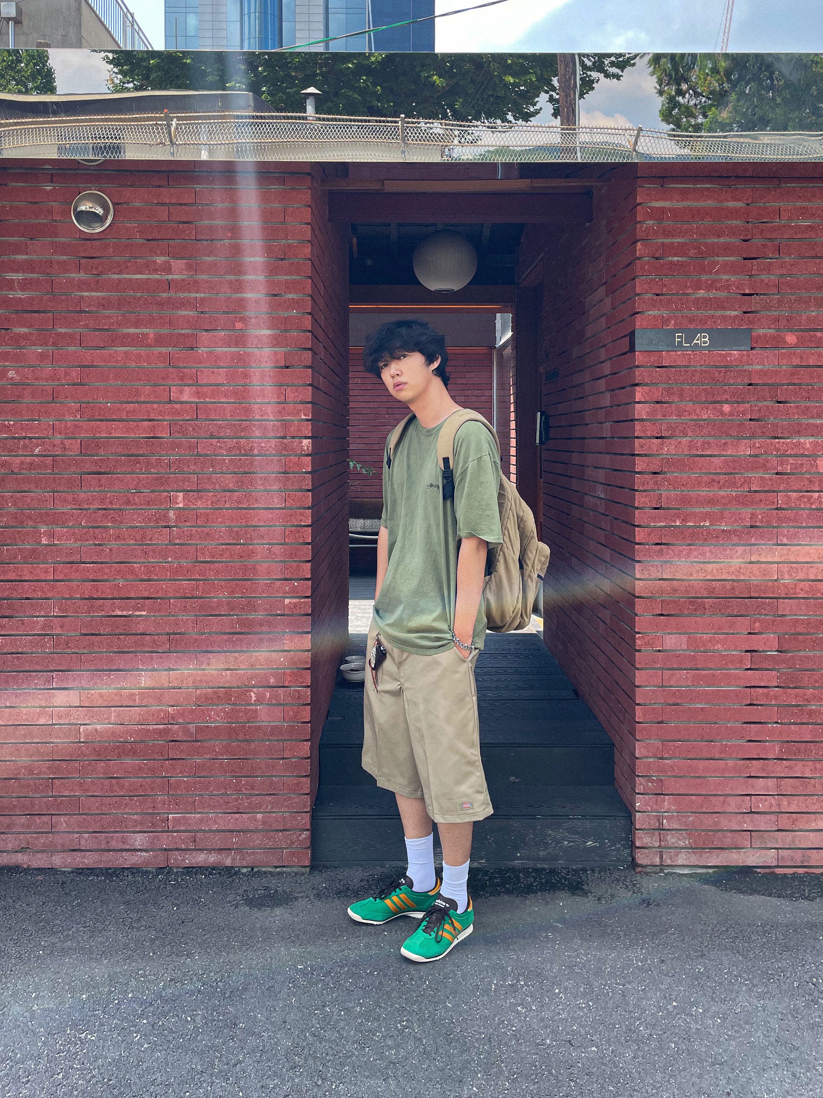 Stussy 8 Ball Pigment Dyed T-Shirt Olive, Adidas x Wales Bonner SL 72 Knit Green 착용 스타일 - 5