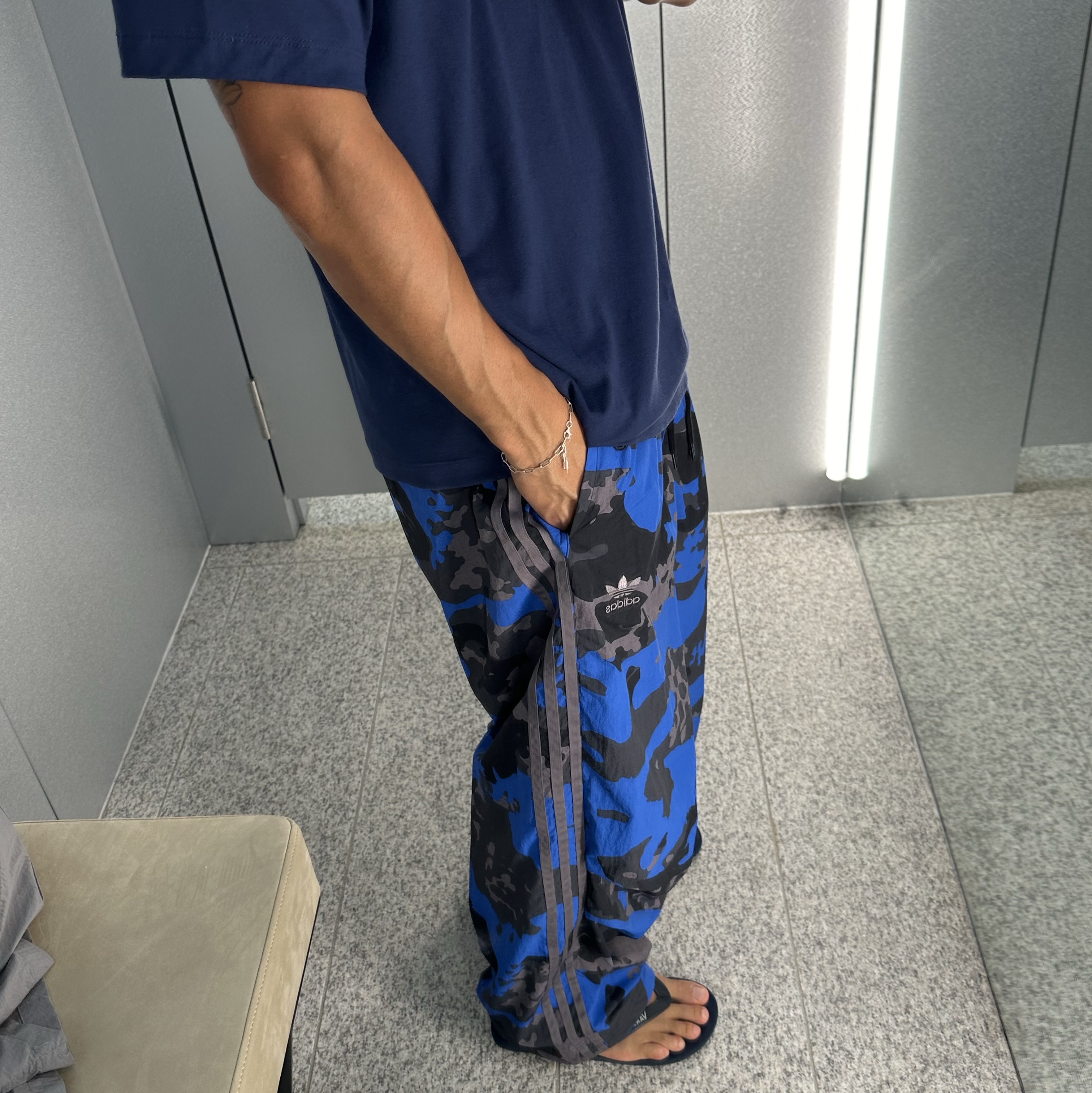 Adidas Camo Parachute Pants Black Trace Grey - KR Sizing 착용 스타일 - 3