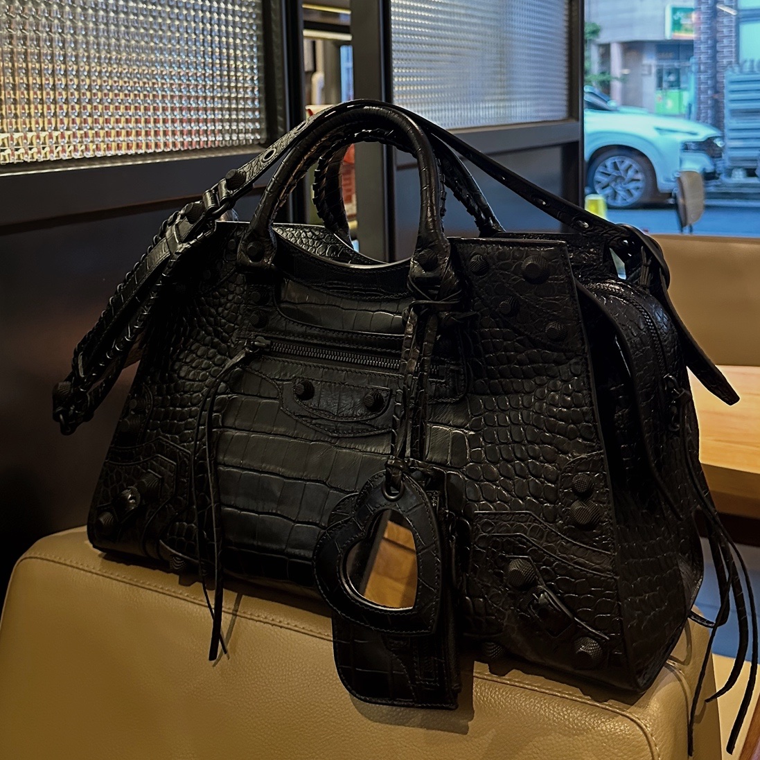 Balenciaga Neo Cagole City Small Handbag Crocodile Embossed with Rhinestones Grey 착용 스타일 - 2