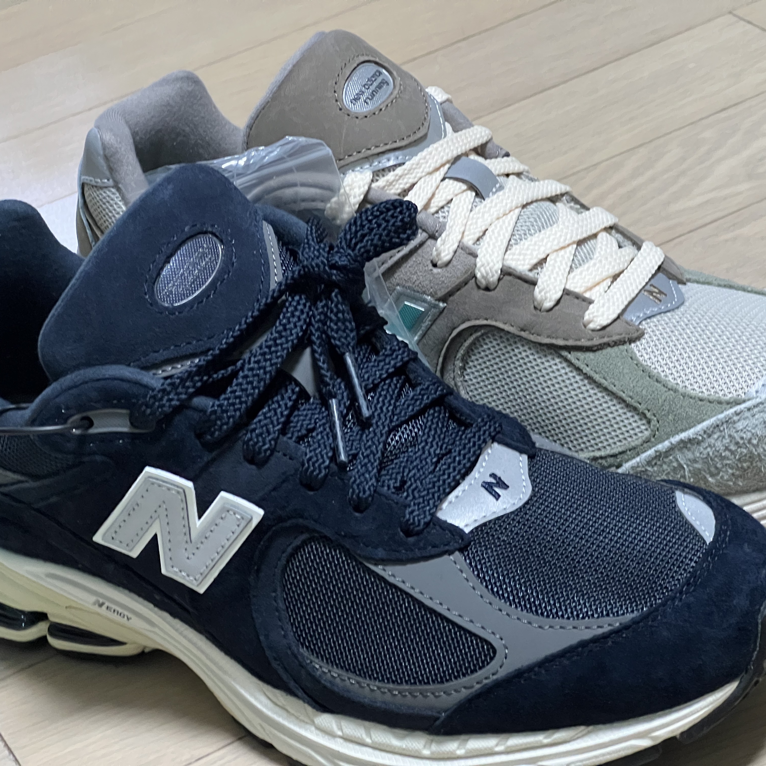 New Balance x Atmos 2002R Beige Grey, New Balance 2002R Eclipse Castlerock 착용 스타일 - 4