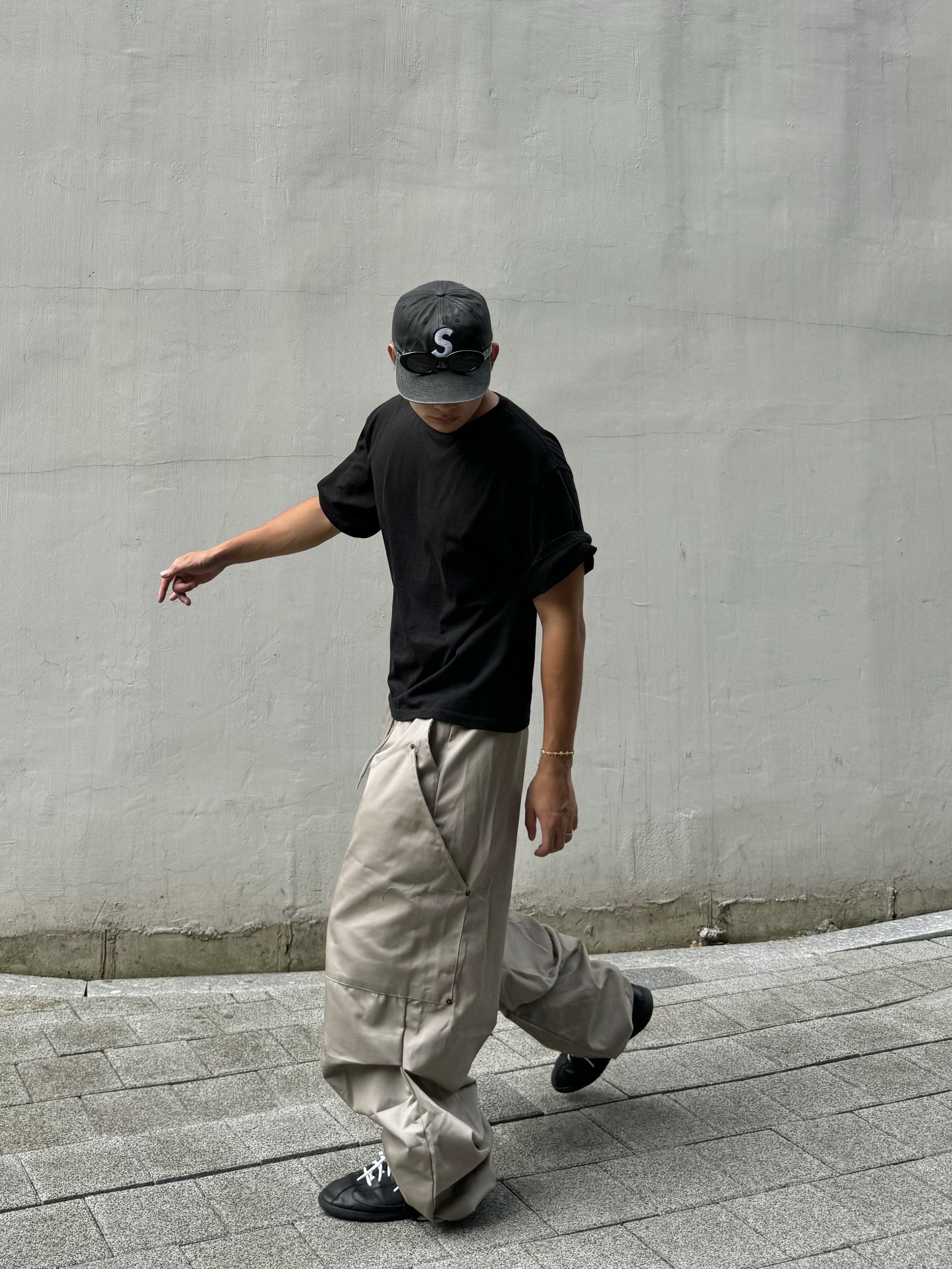 Gentle Monster x Maison Margiela MM107 Black Black, Supreme Pigment Canvas S Logo 6-Panel Black - 23SS 착용 스타일 - 1