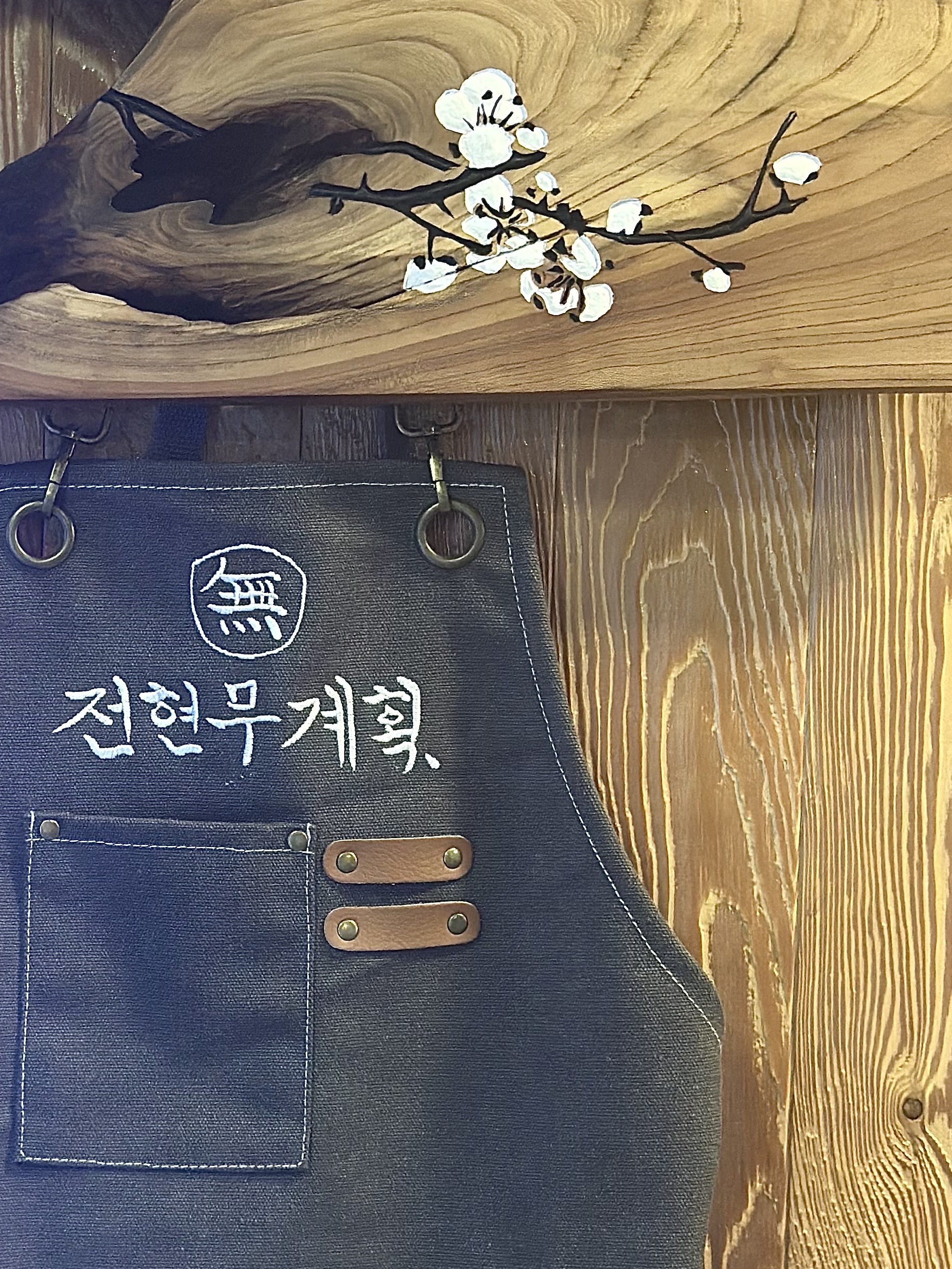 Miu Miu Leather Hobo Bag Black, New Balance 530 White Silver 착용 스타일 - 3