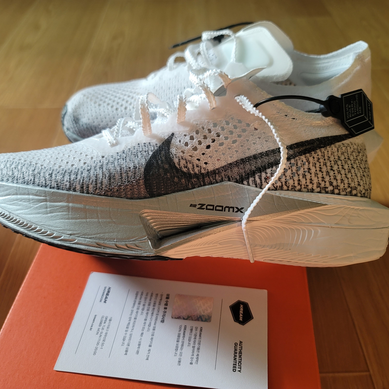 Nike ZoomX Vaporfly Next% 3 White Grey 착용 스타일 - 2