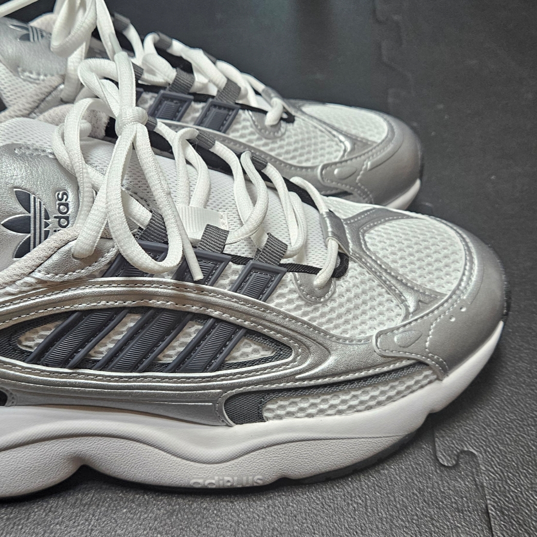 Adidas Ozmillen Core Black Cloud White 착용 스타일 - 3