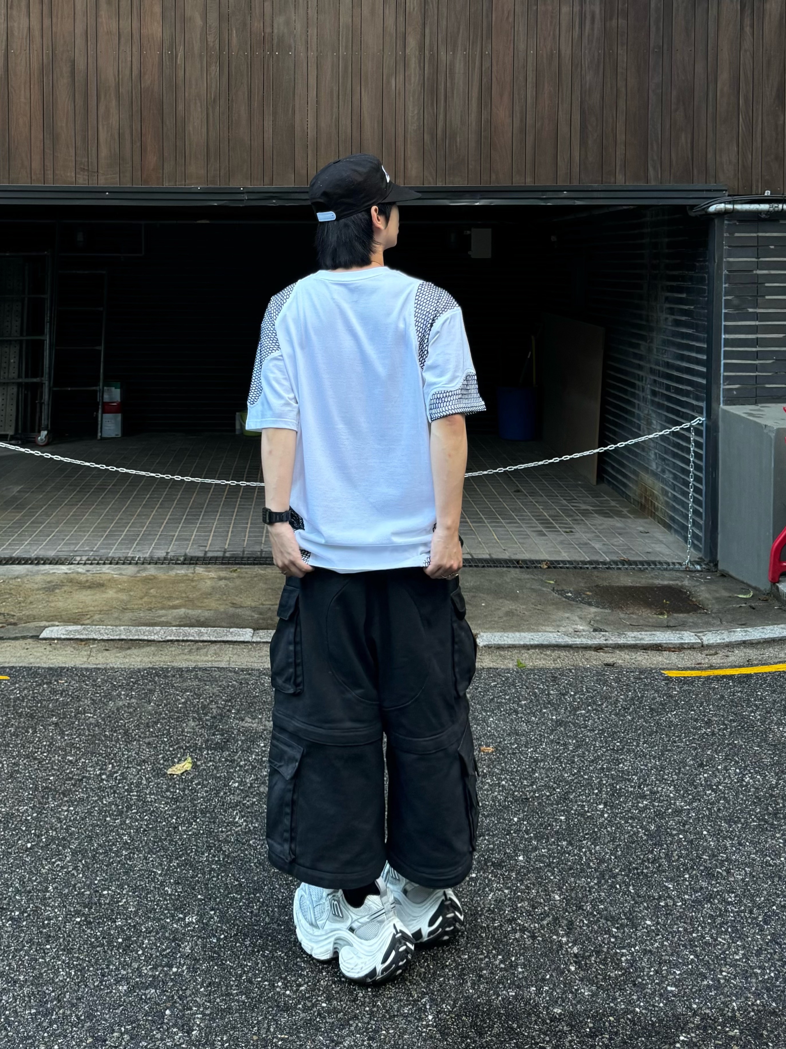 Project G/R Oversized Convertible Cargo Pants Coated Black, Balenciaga 10XL Sneakers White Grey Silver Black 착용 스타일 - 3