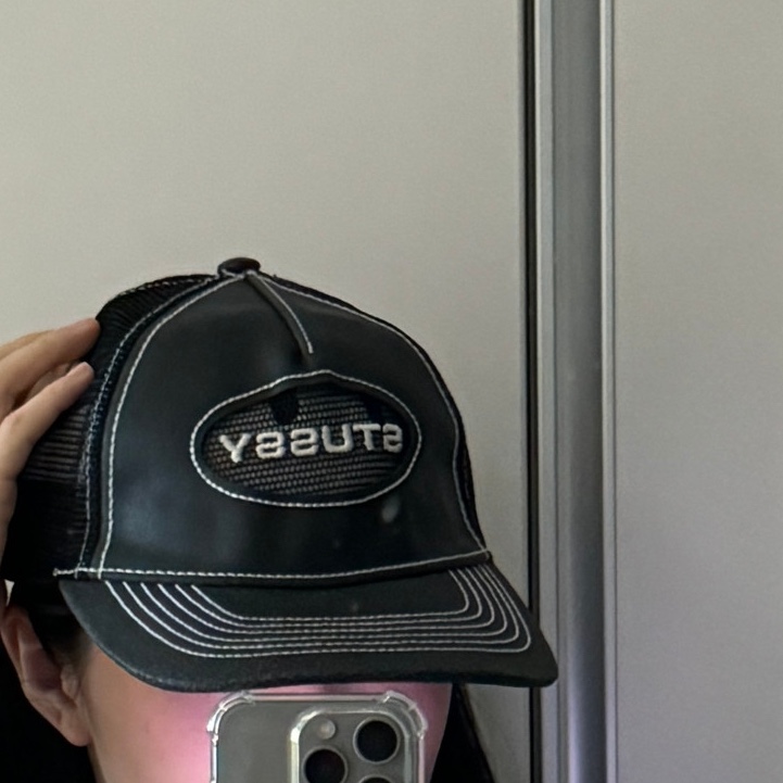 Stussy Low Pro Trucker Cut-Out Leather Snapback Black 착용 스타일 - 3