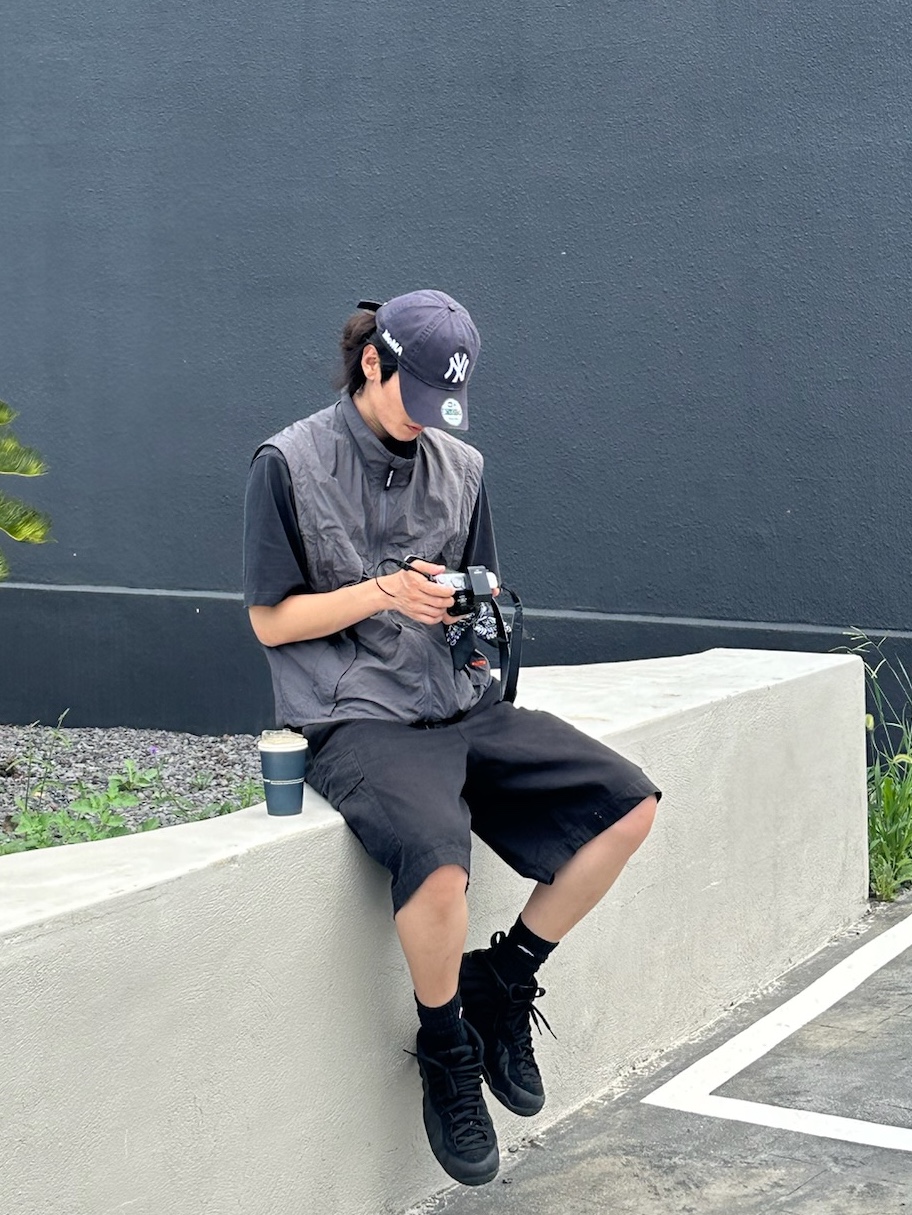 Nike Air Foamposite One Black Anthracite, New Era x MoMA New York Yankees Cap Navy 착용 스타일