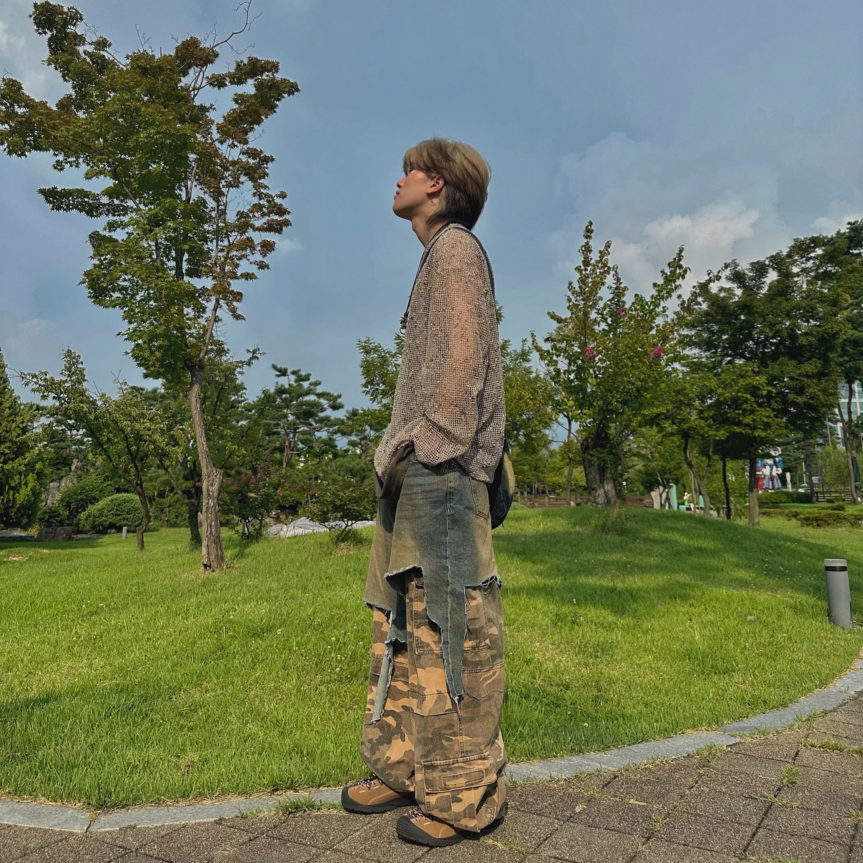 Keen Jasper Sneakers Toasted Coconut, Project G/R Layered Cargo Denim Pants Blue Camo 착용 스타일 - 4