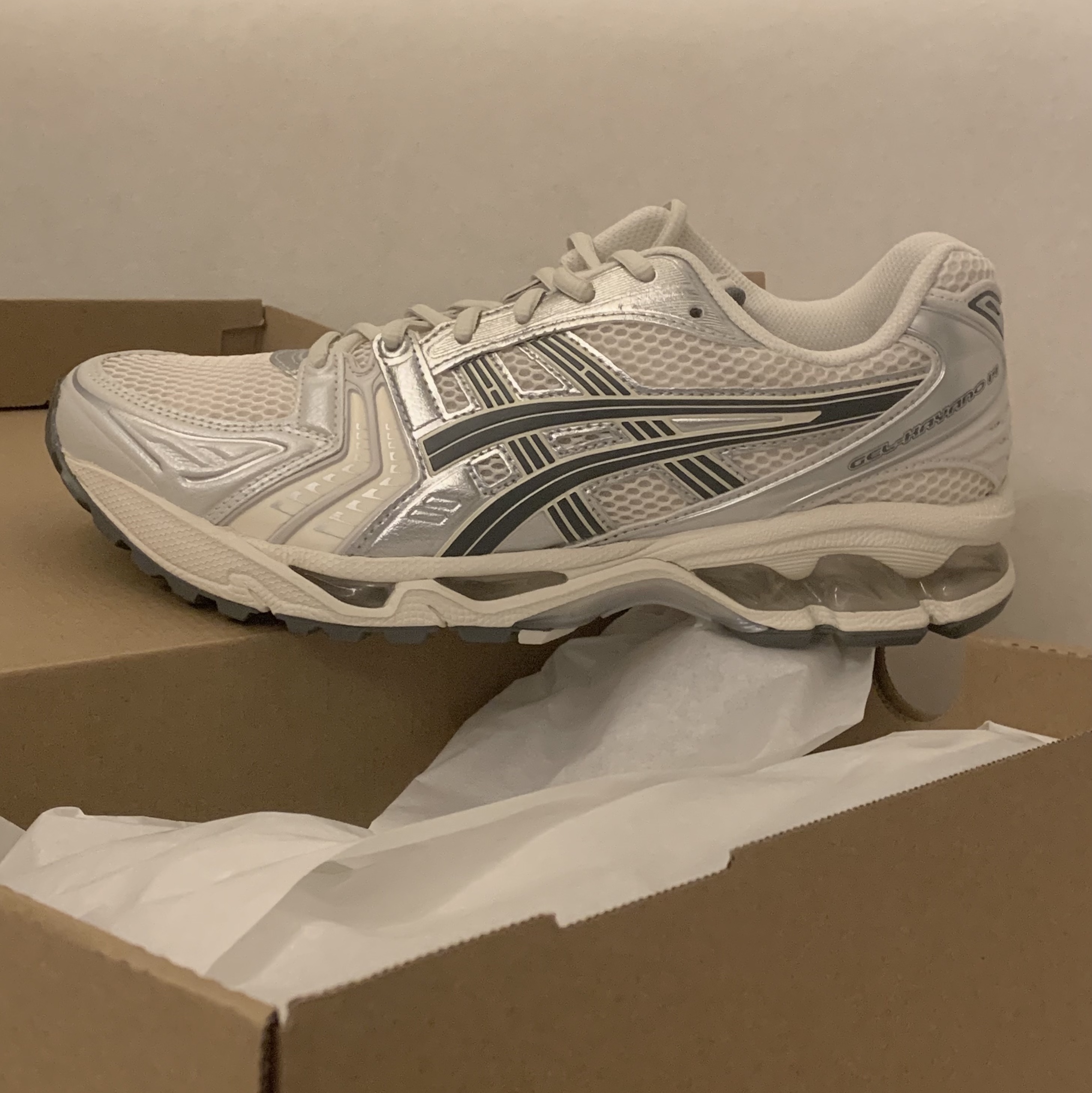 Asics Gel-Kayano 14 Birch Dark Pewter 착용 스타일
