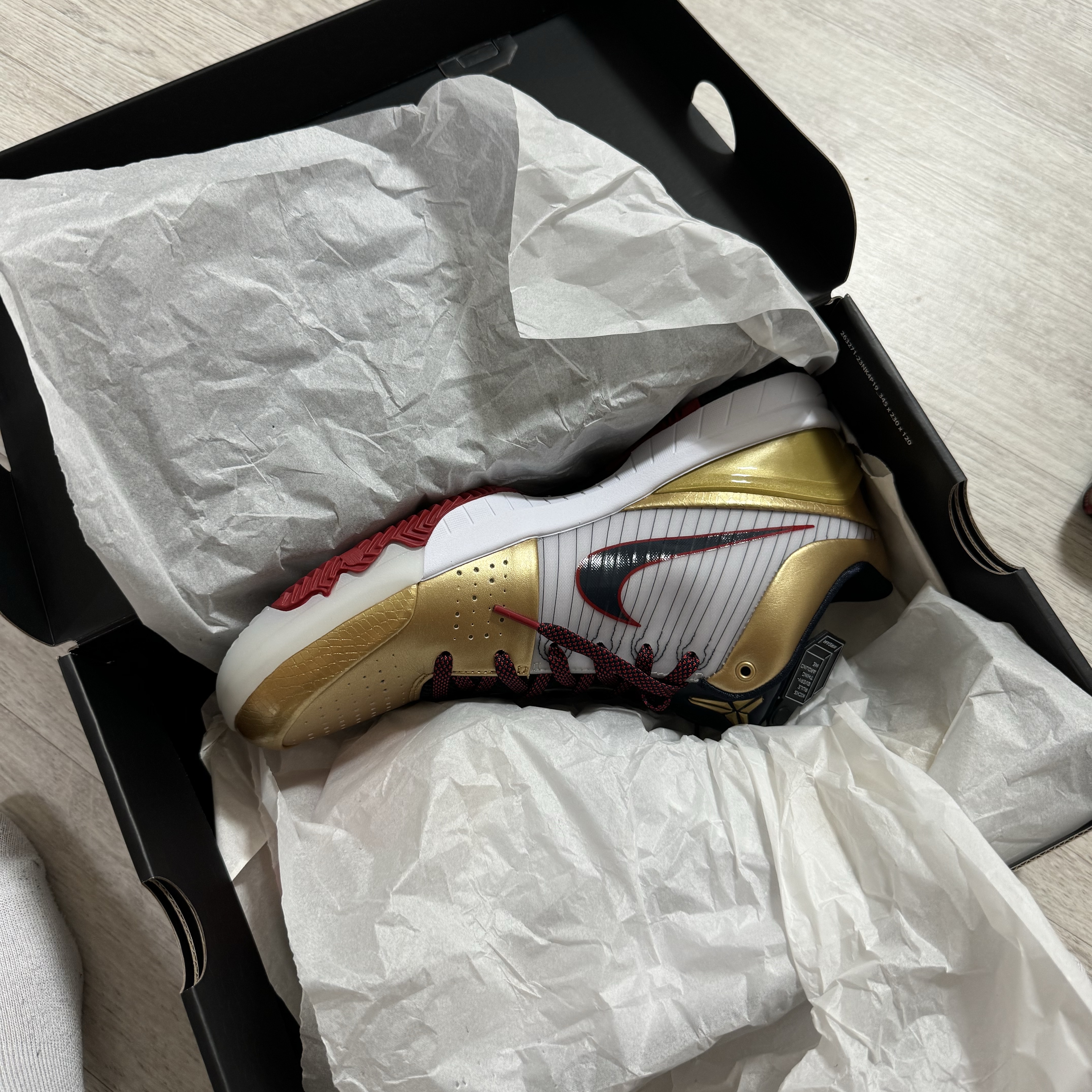 Nike Kobe 4 Protro Metallic Gold and Dark Obsidian 착용 스타일 - 2