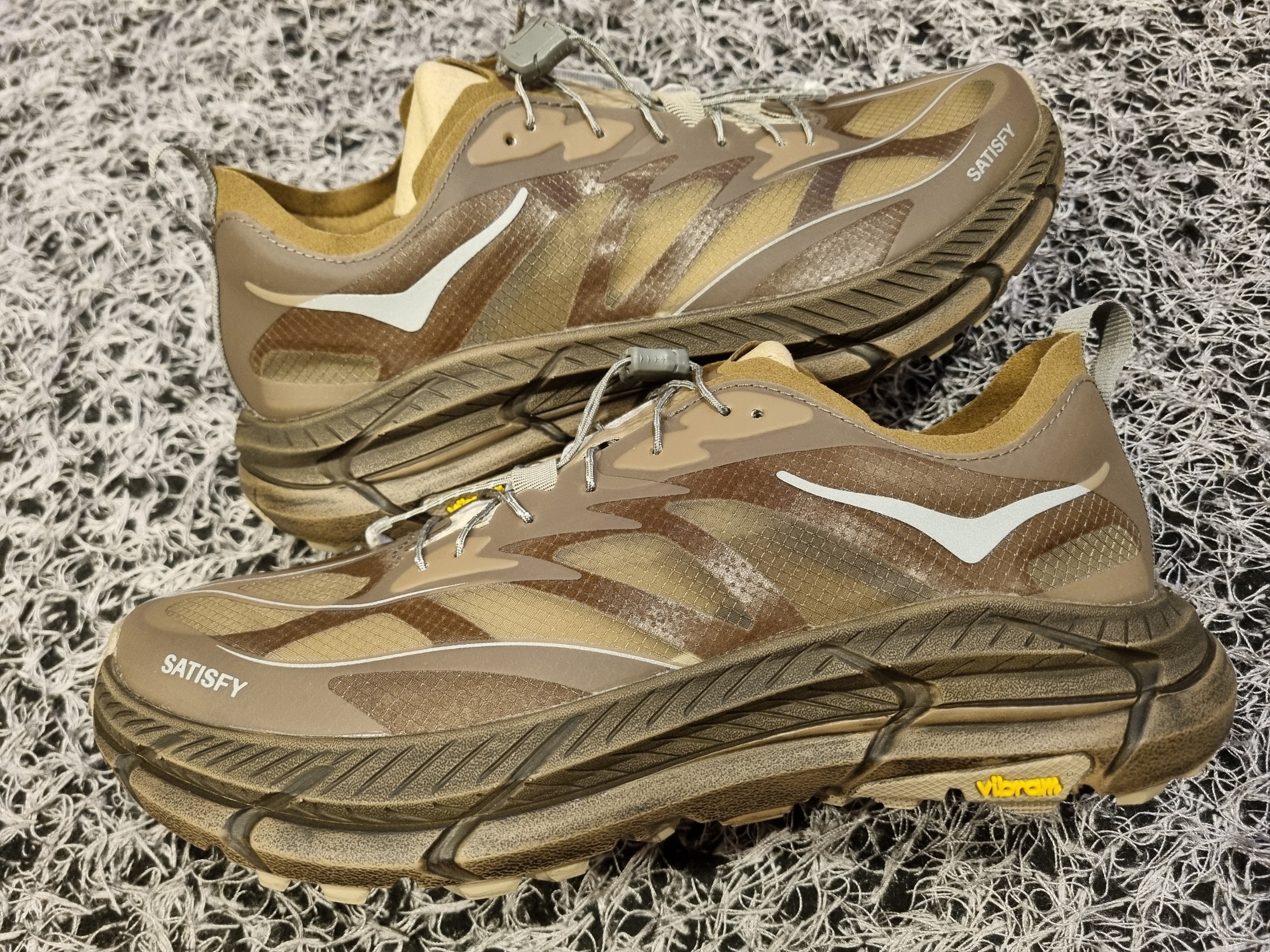 Hoka x Satisfy Mafate Speed 4 Lite Rubber 착용 스타일 - 3