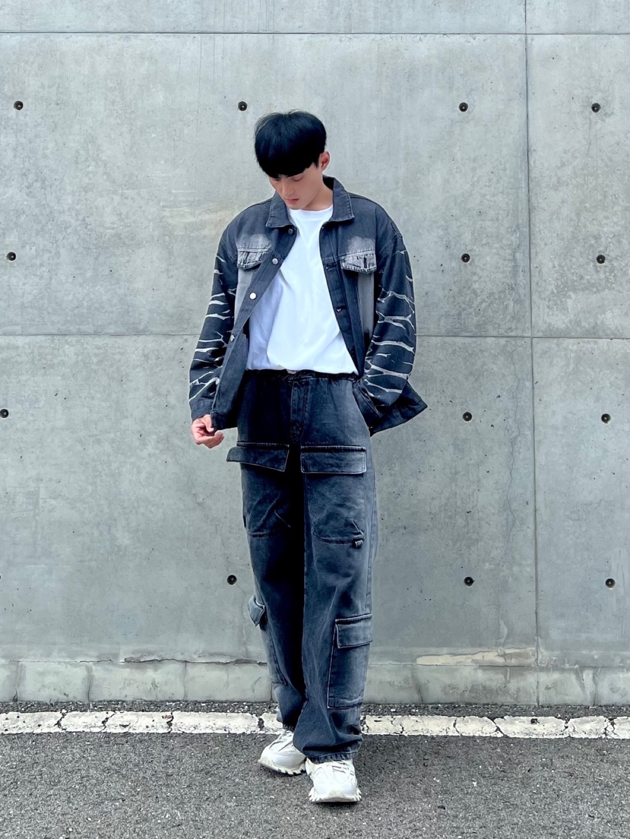 NON FLOOR Earnest Cargo Pants Black 착용 스타일 - 1