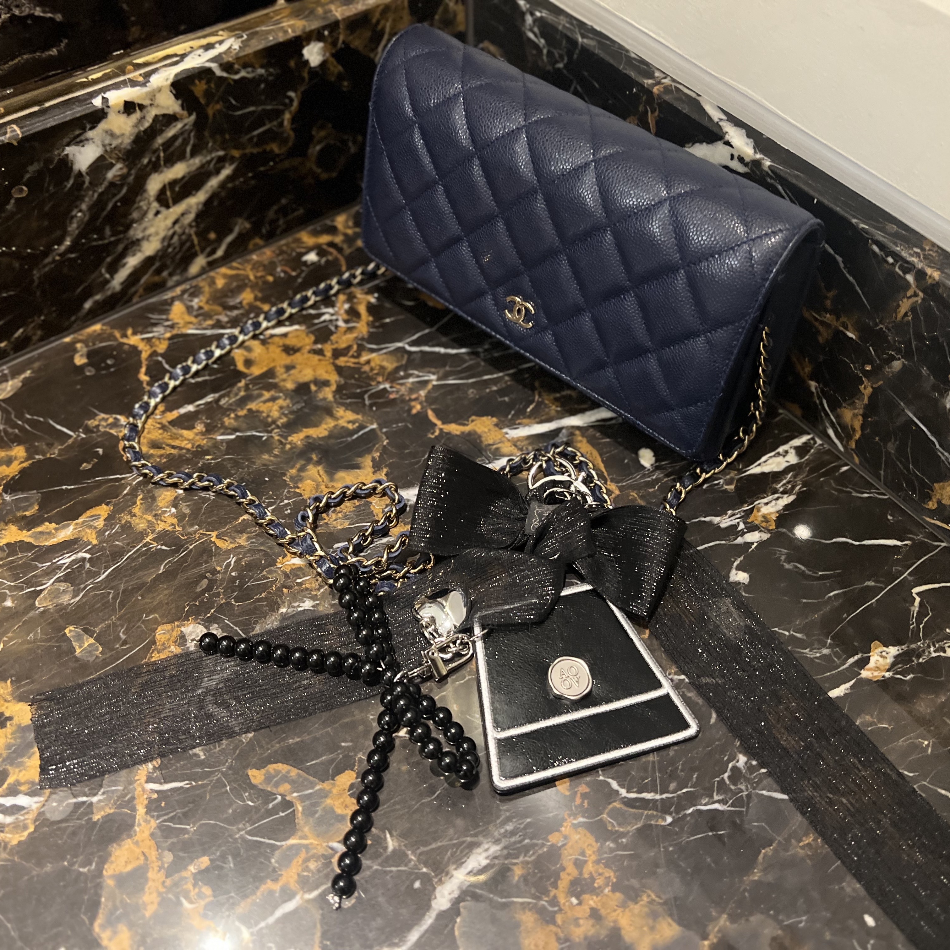 Chanel Classic Wallet On Chain Grained Calfskin & Gold Navy Blue 착용 스타일 - 5
