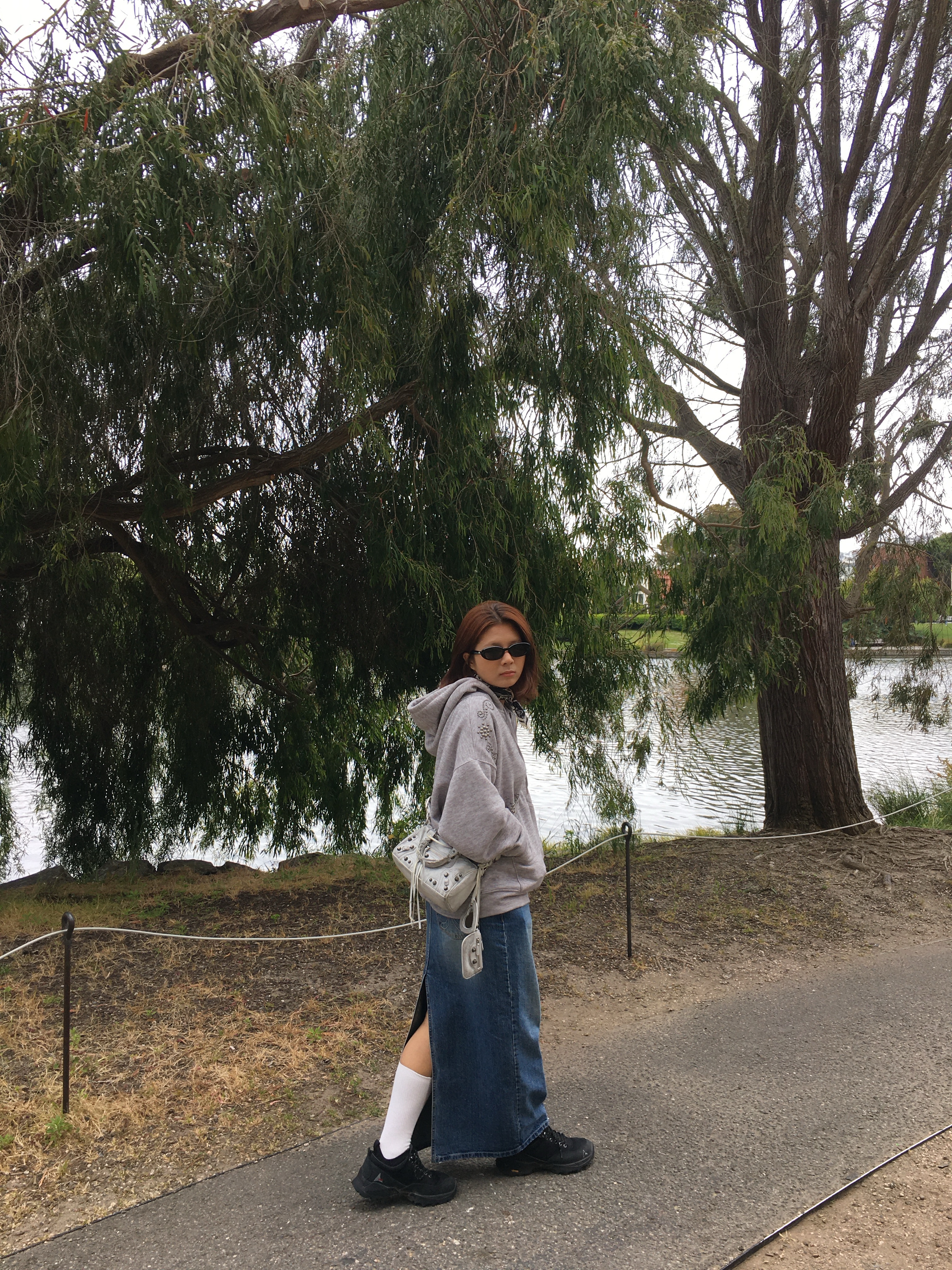 Roa Hiking Neal Black, Balenciaga Le Cagole XS Shoulder Bag with Safety Pins Optic White 착용 스타일