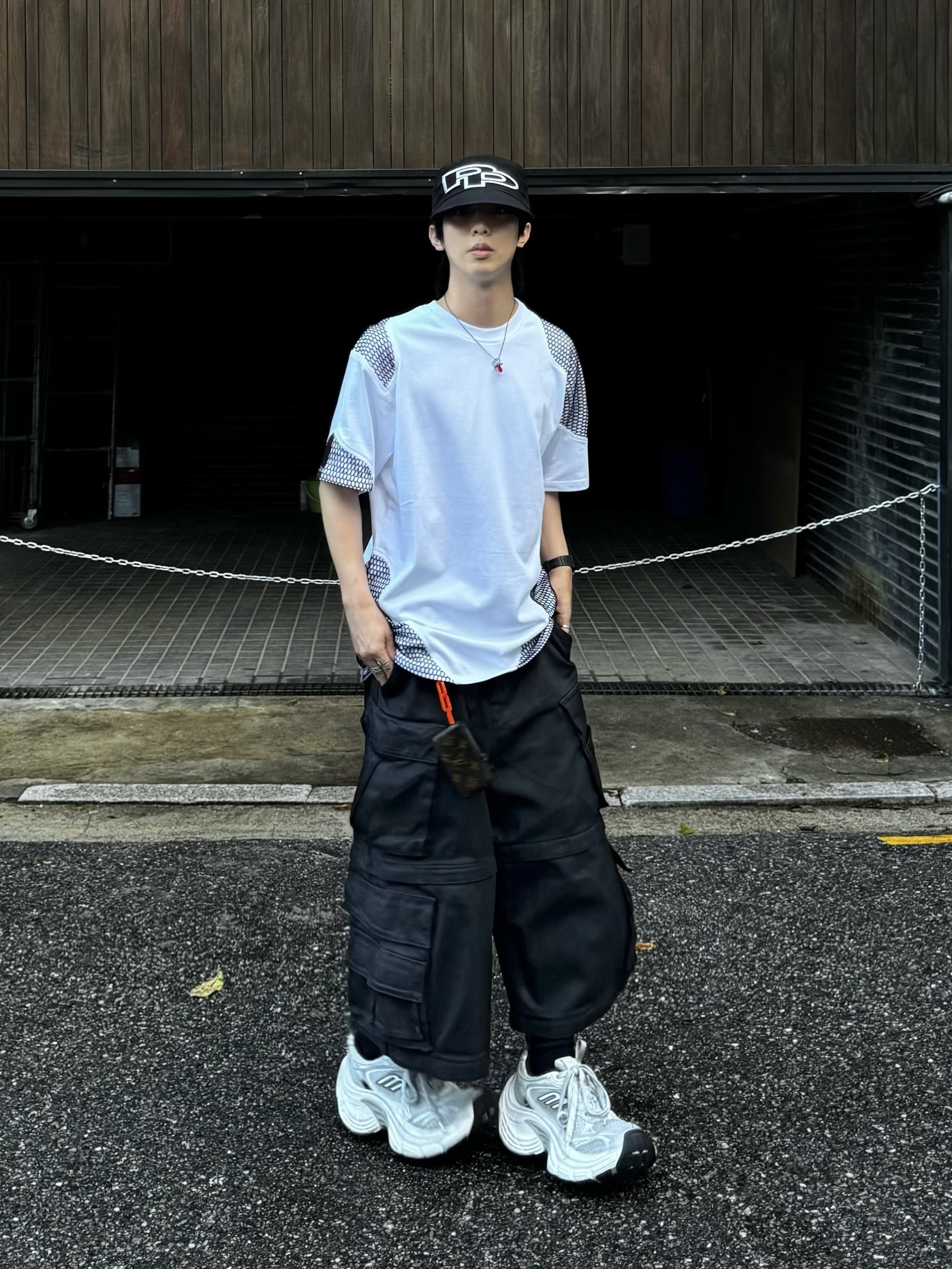 Project G/R Oversized Convertible Cargo Pants Coated Black, Balenciaga 10XL Sneakers White Grey Silver Black 착용 스타일 - 1