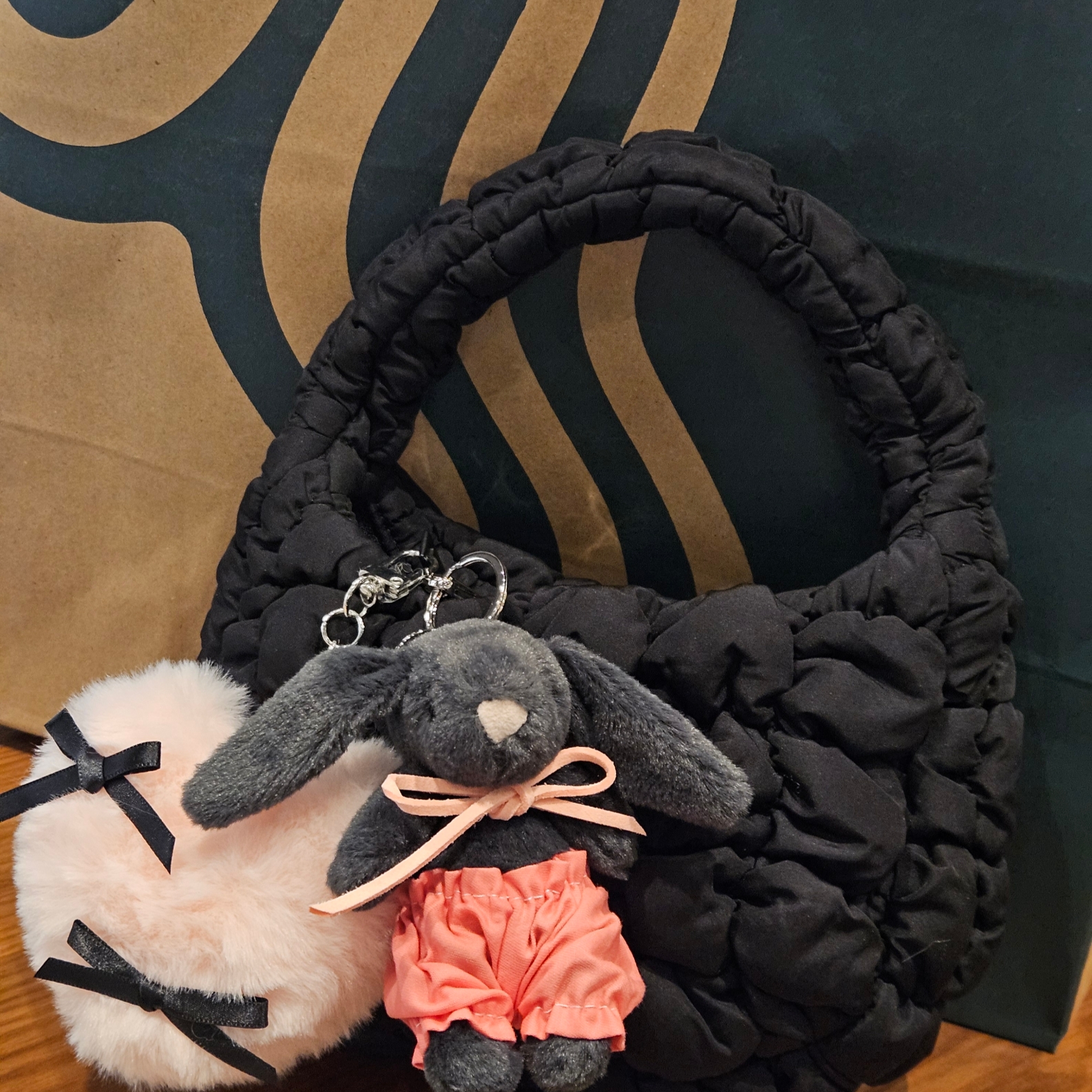 COS Quilted Micro Bag Black, Jellycat Bashful Bunny Bag Charm Ink 착용 스타일 - 2