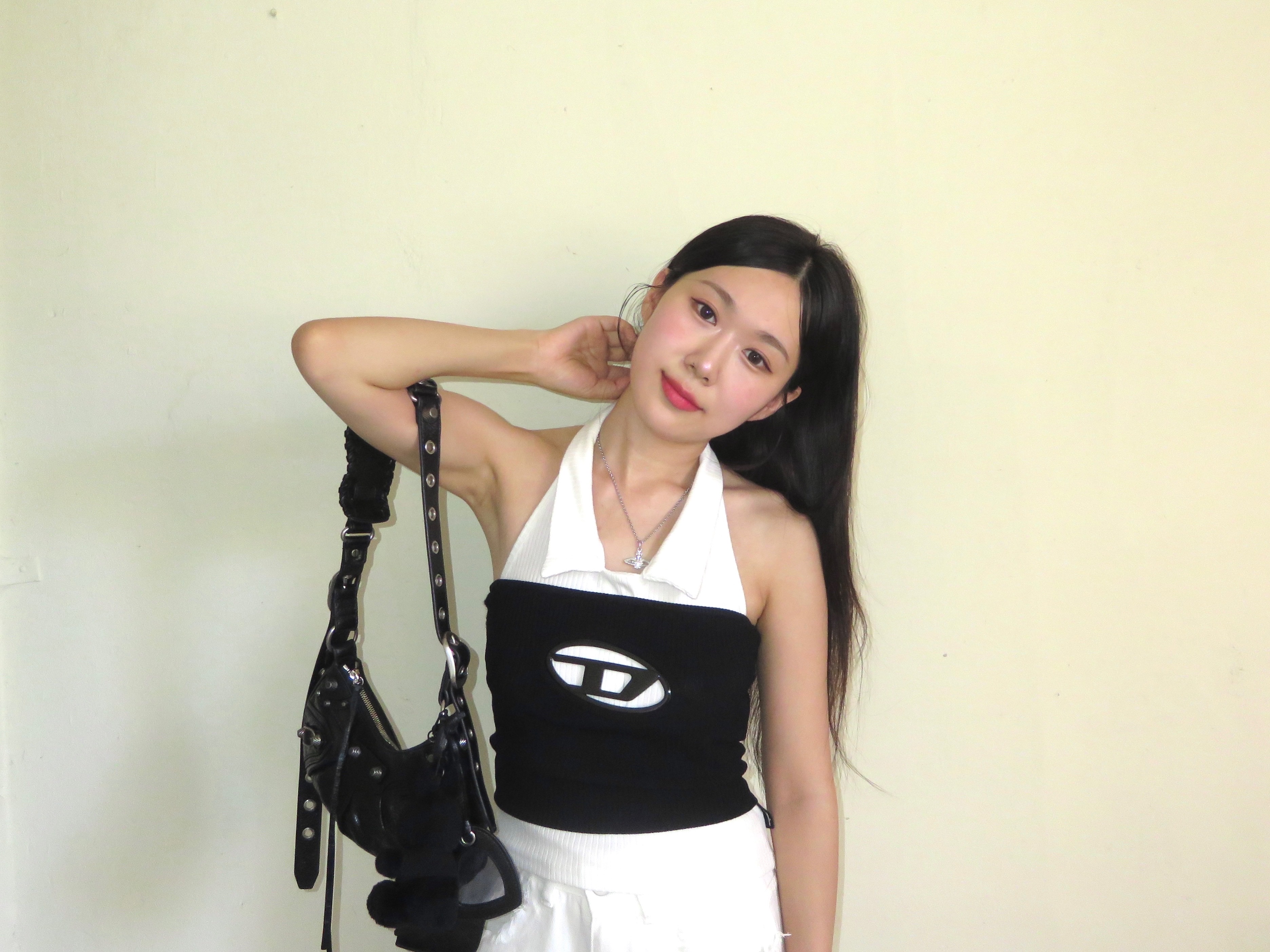 Balenciaga Arena Lambskin Le Cagole XS Shoulder Bag Black, Matin Kim Black Bunny Toy Keyring Black 착용 스타일 - 1