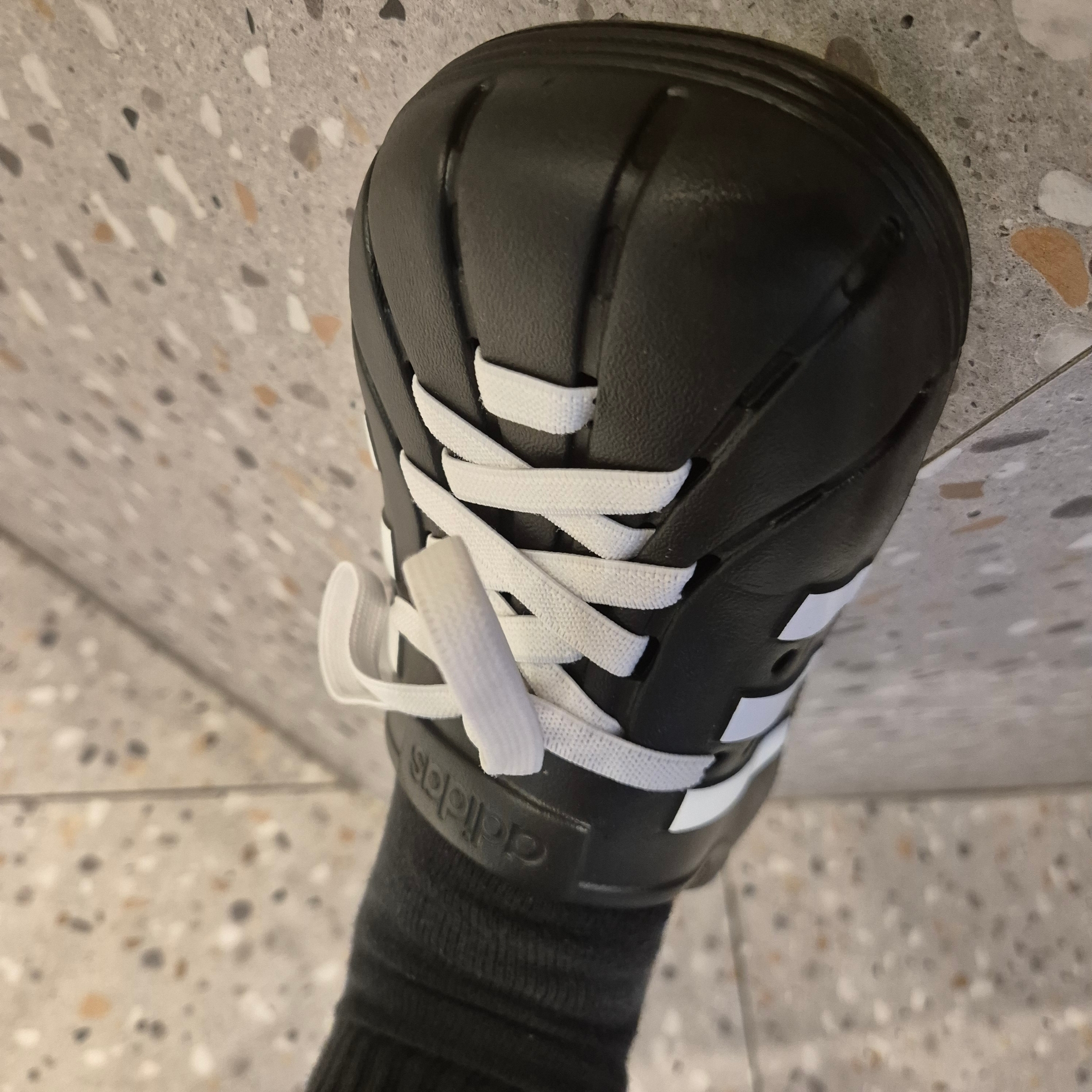 Adidas Adilette Clog Black White 착용 스타일