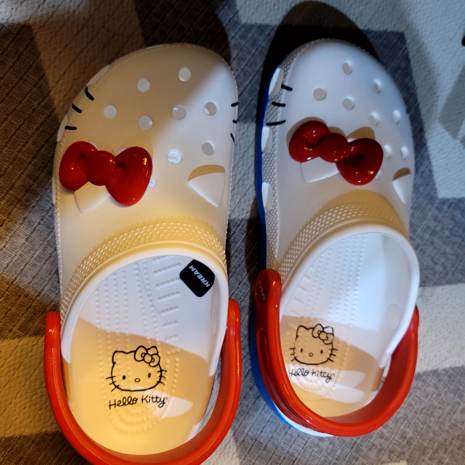 (Kids) Crocs x Hello Kitty Classic Clog White 착용 스타일