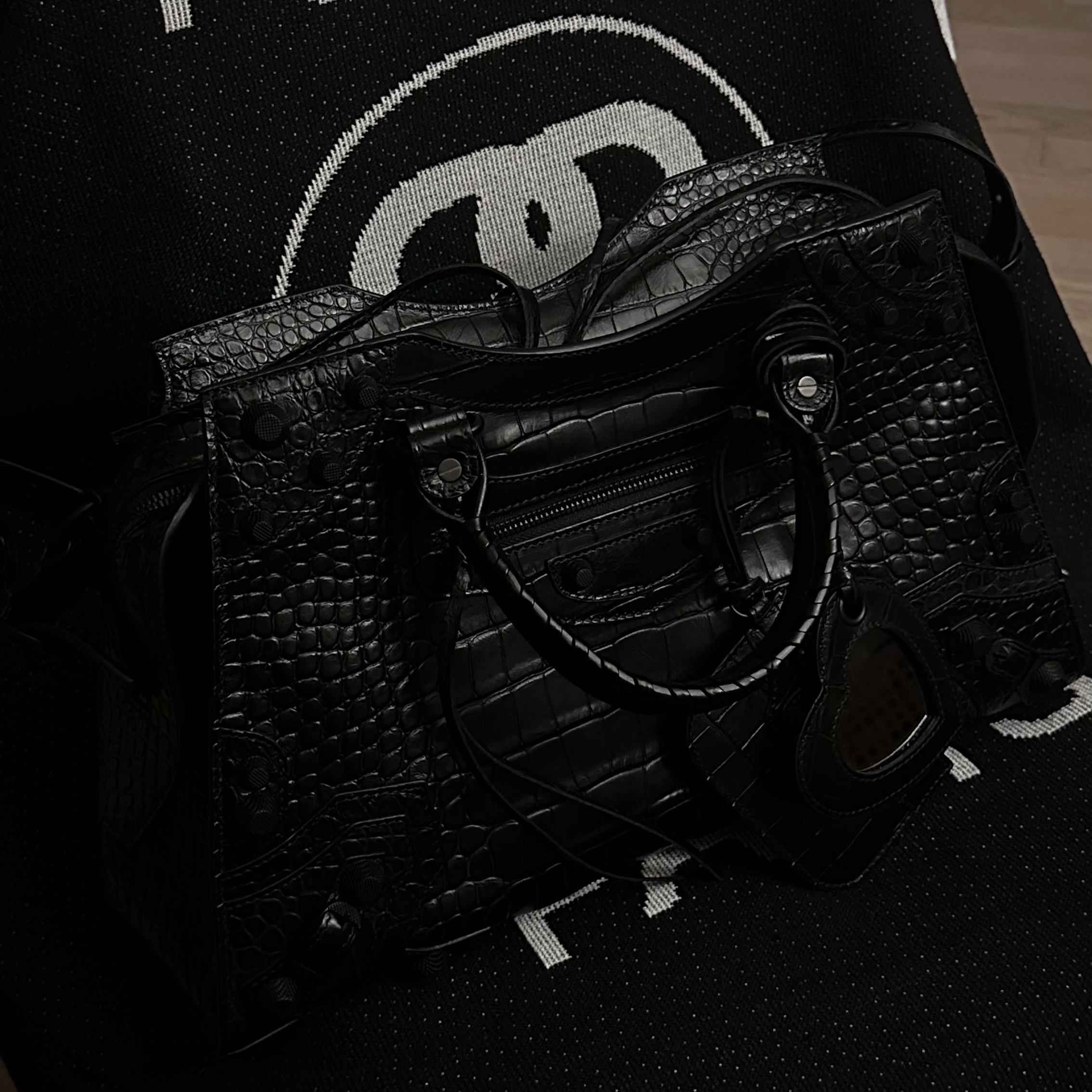 Balenciaga Neo Cagole City Small Handbag Crocodile Embossed with Rhinestones Grey 착용 스타일 - 1