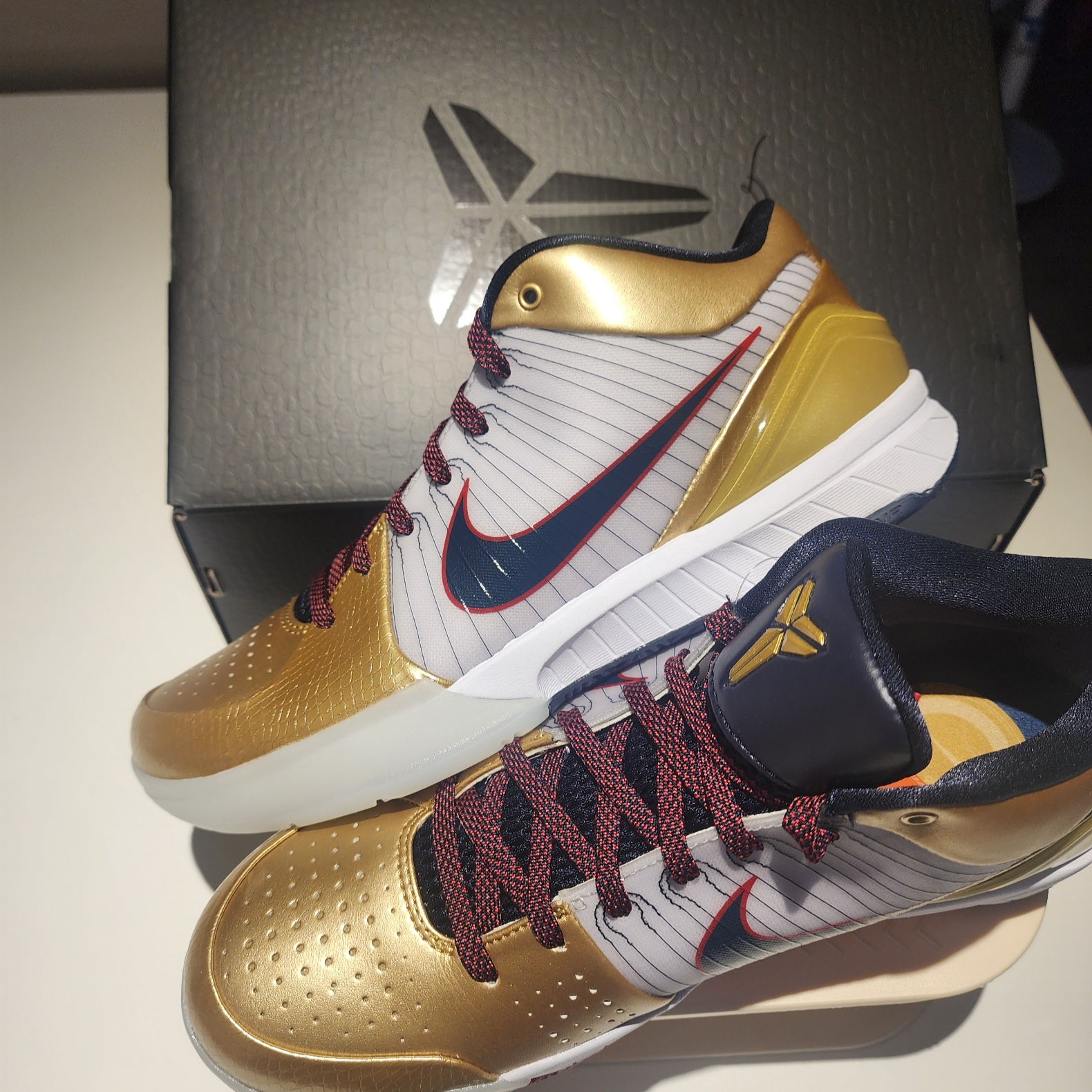 Nike Kobe 4 Protro Metallic Gold and Dark Obsidian 착용 스타일 - 2