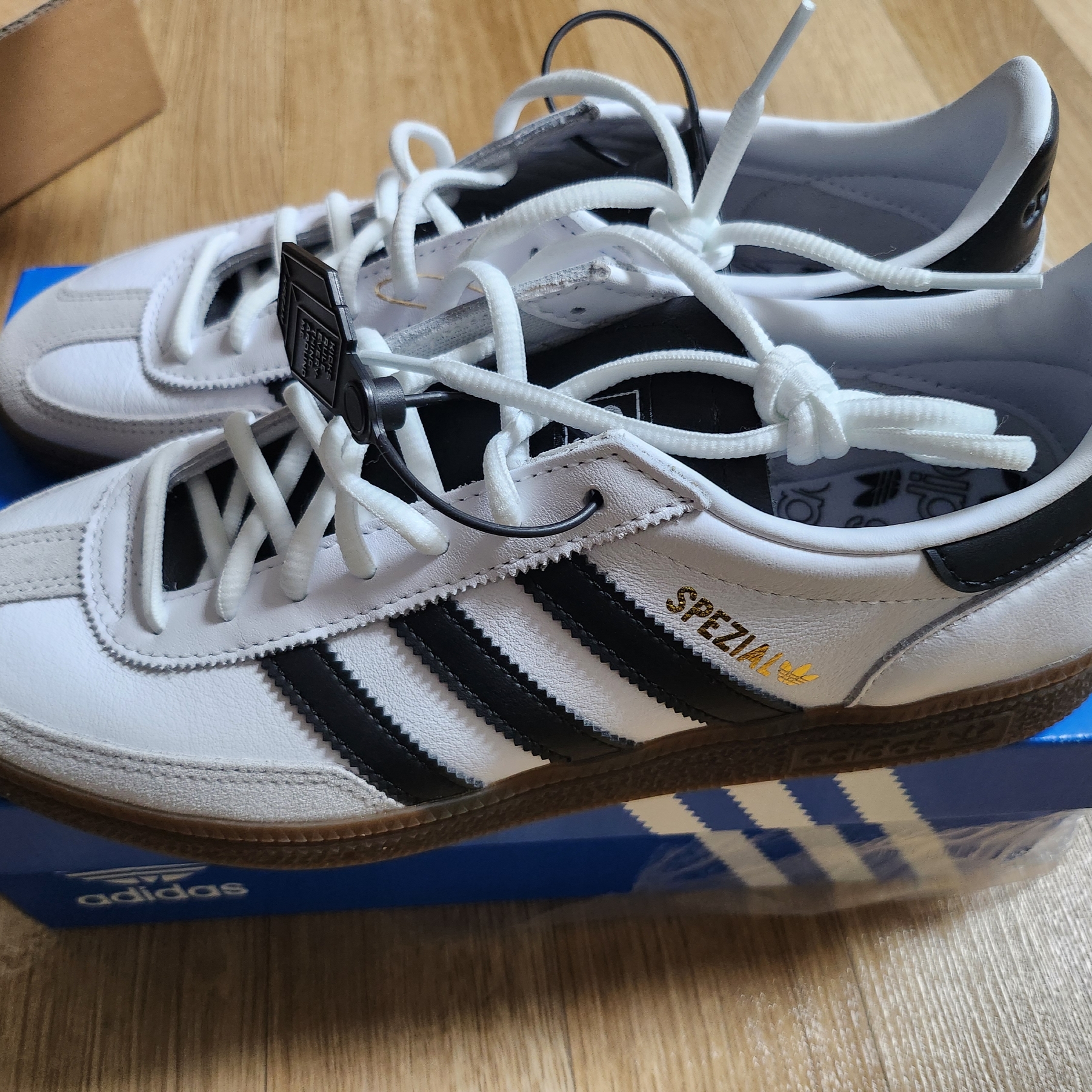 Adidas Spezial Handball White Core Black 착용 스타일