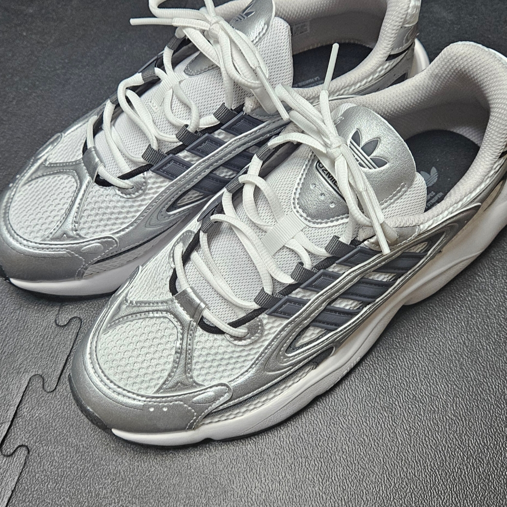 Adidas Ozmillen Core Black Cloud White 착용 스타일 - 1