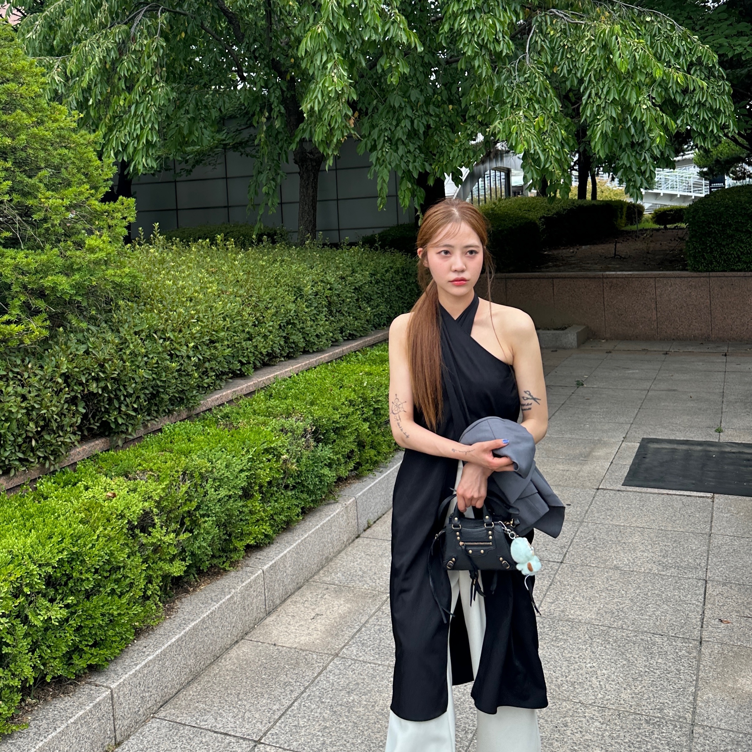 Balenciaga Neo Classic Mini Handbag Black 착용 스타일 - 2