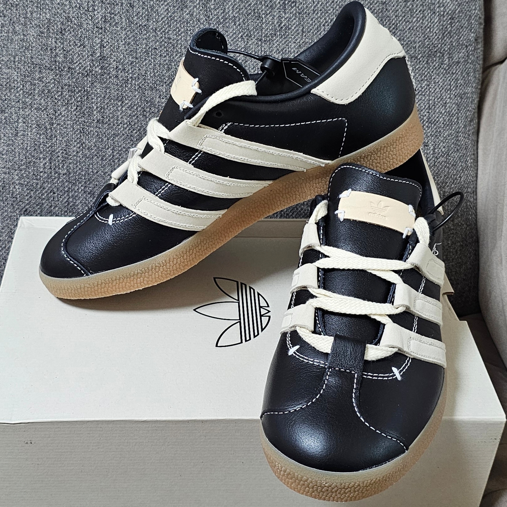 Adidas x Foot Industry Gazelle Core Black Cream White 착용 스타일 - 3