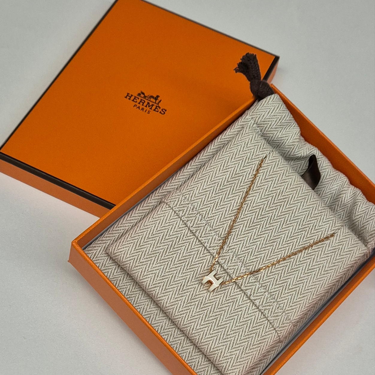 (W) Hermes Mini Pop H Pendant Rose Gold & Blanc 착용 스타일