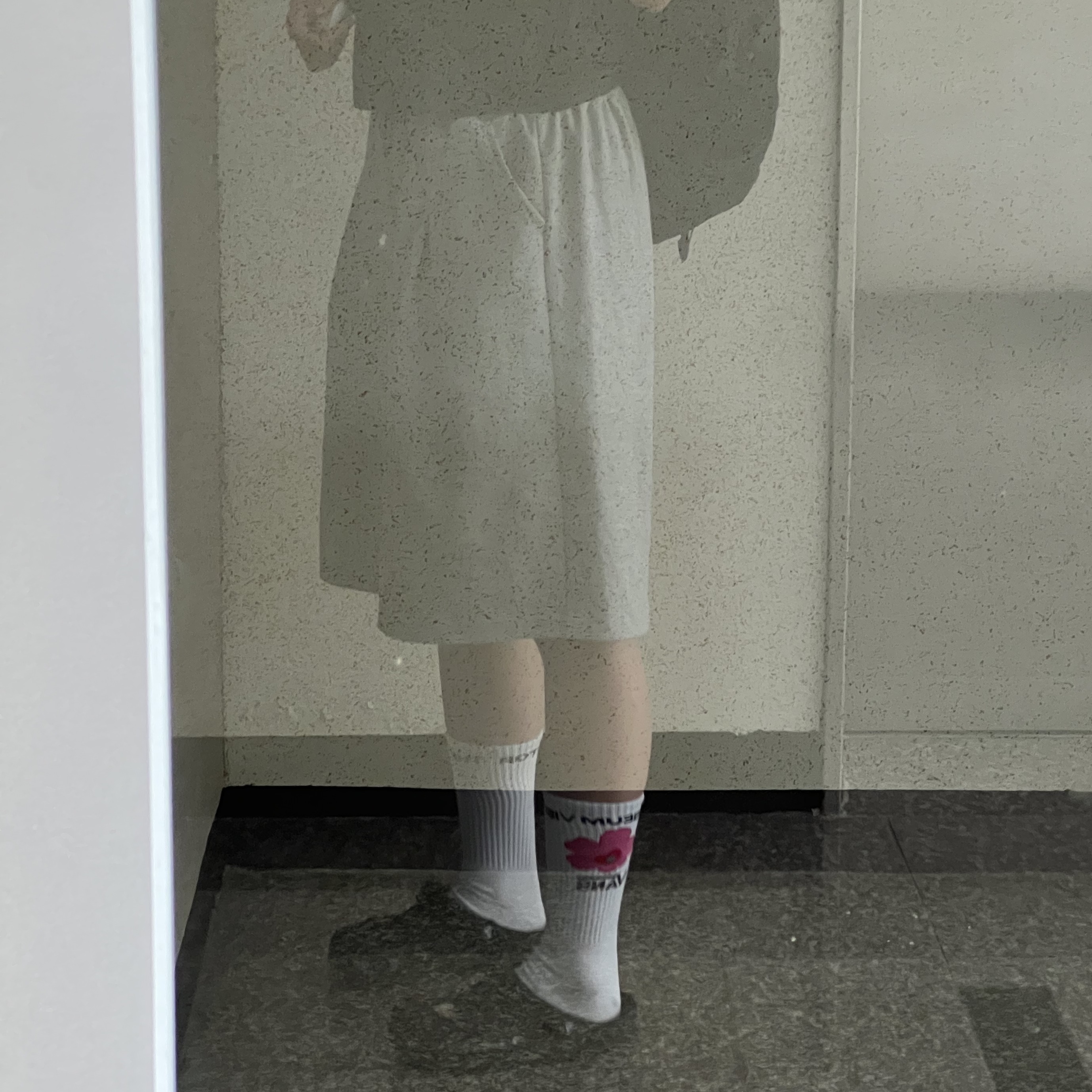 Vans x The Museum Visitor Logo Crew Socks White 착용 스타일
