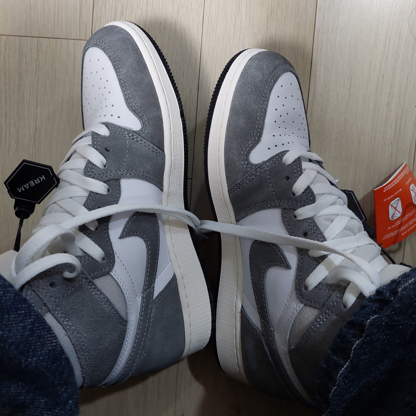 (GS) Jordan 1 Retro High OG Black and Smoke Grey 착용 스타일