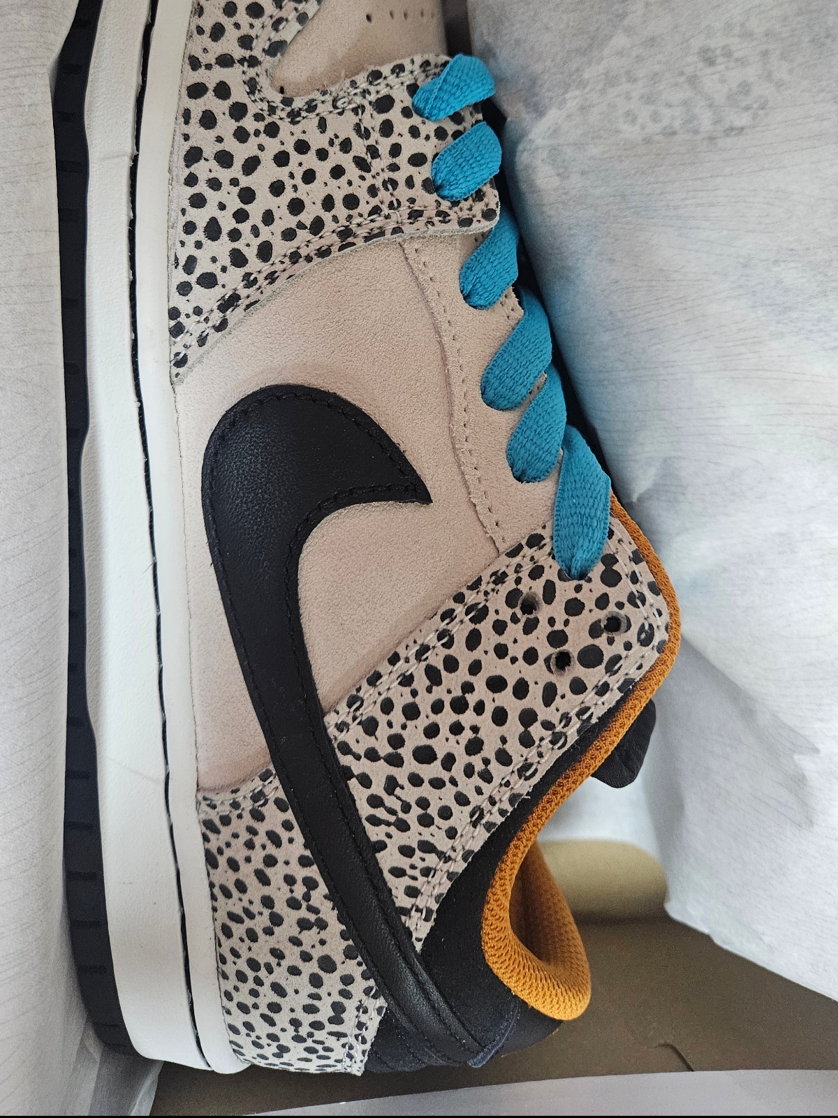 Nike SB Dunk Low Pro Electric Phantom and Black 착용 스타일 - 2