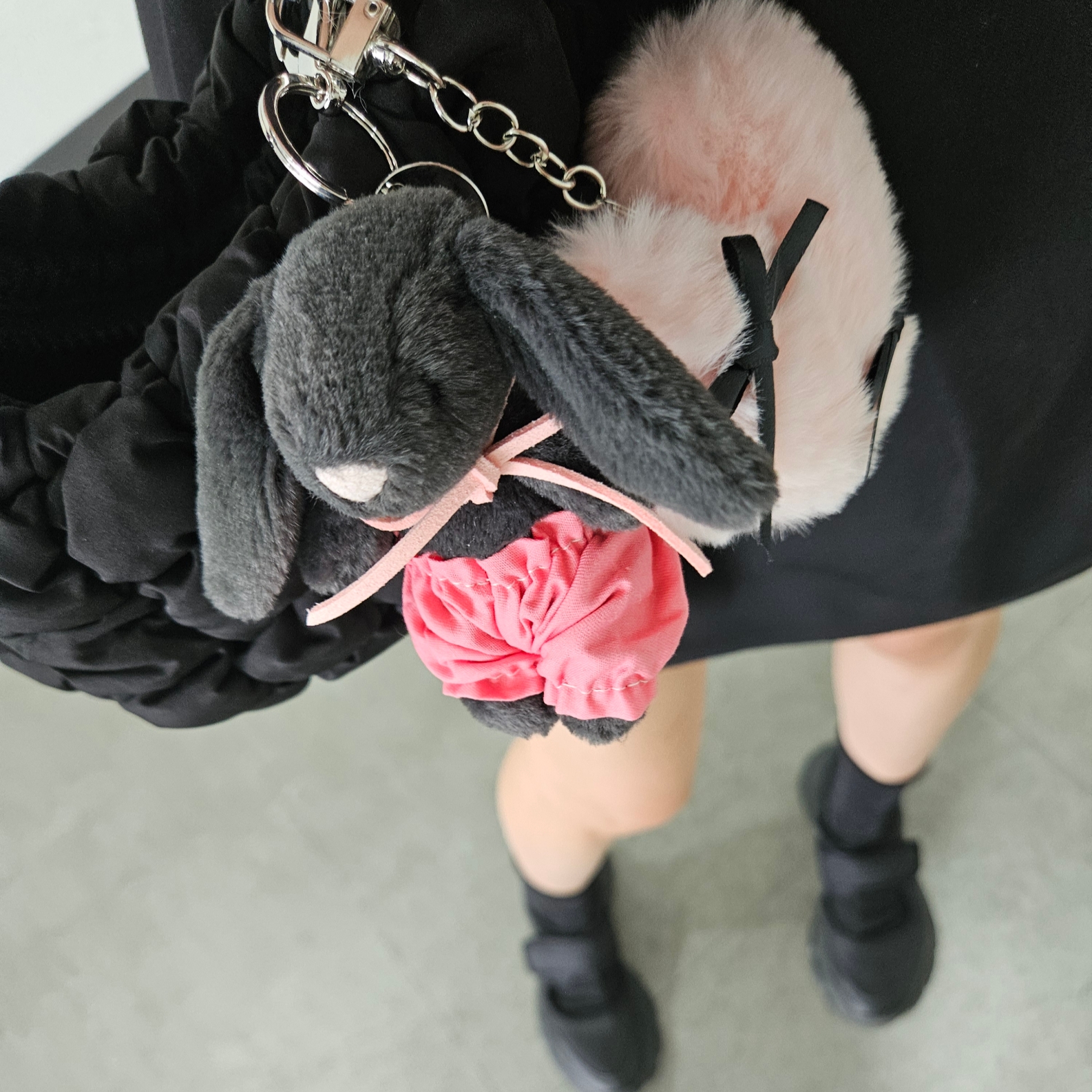 COS Quilted Micro Bag Black, Jellycat Bashful Bunny Bag Charm Ink 착용 스타일 - 1