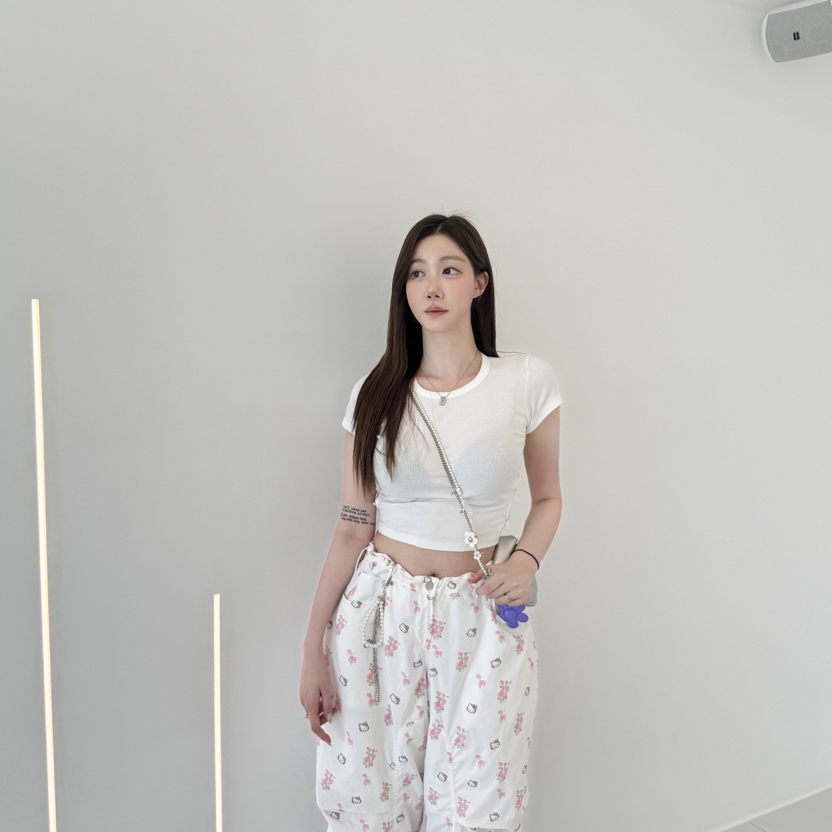 Open Yy x Hello Kitty Parachute Pants White, Open Yy x Hello Kitty T-Shirt White 착용 스타일 - 2