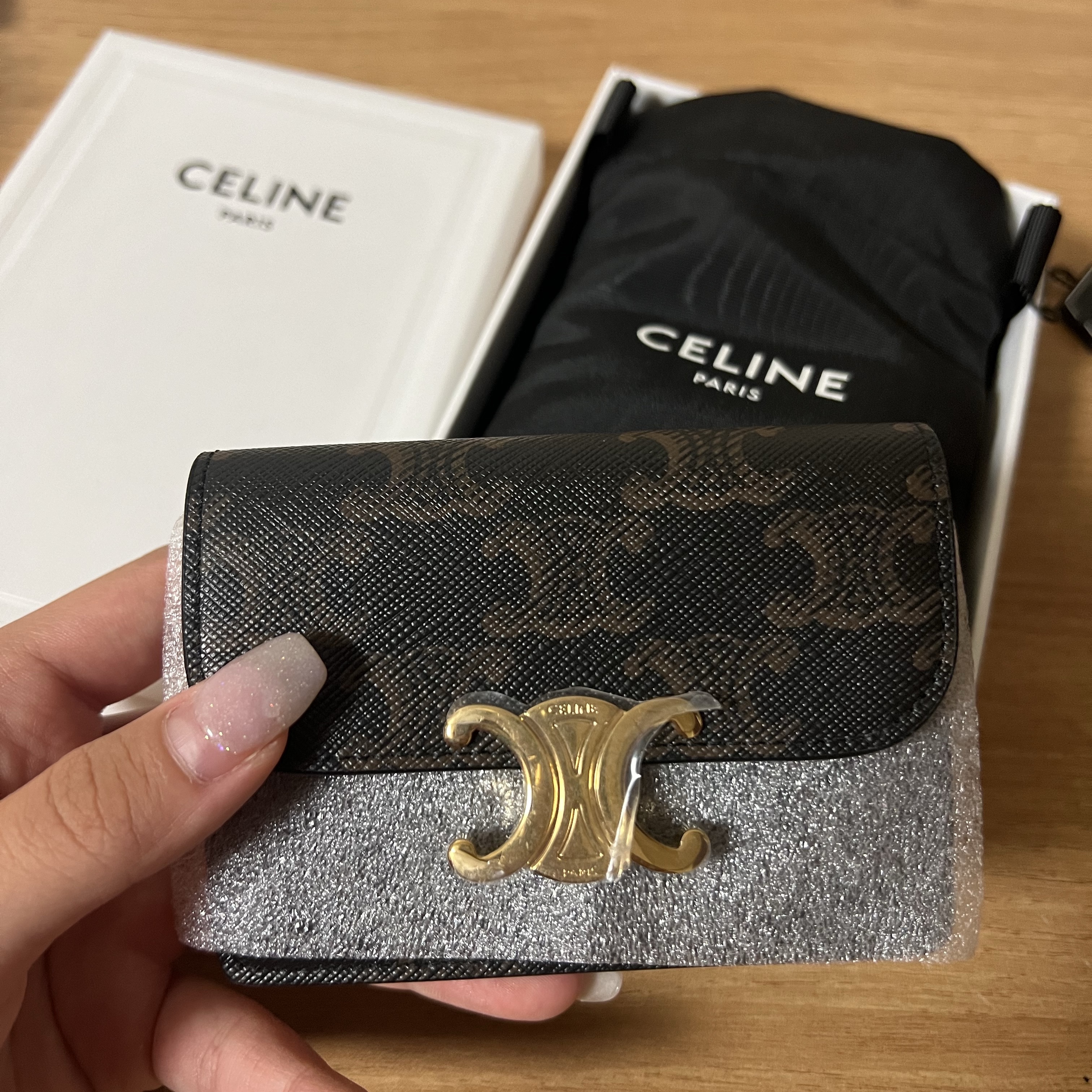 Celine Card Holder with Flap in Triomphe Canvas Tan 착용 스타일 - 1