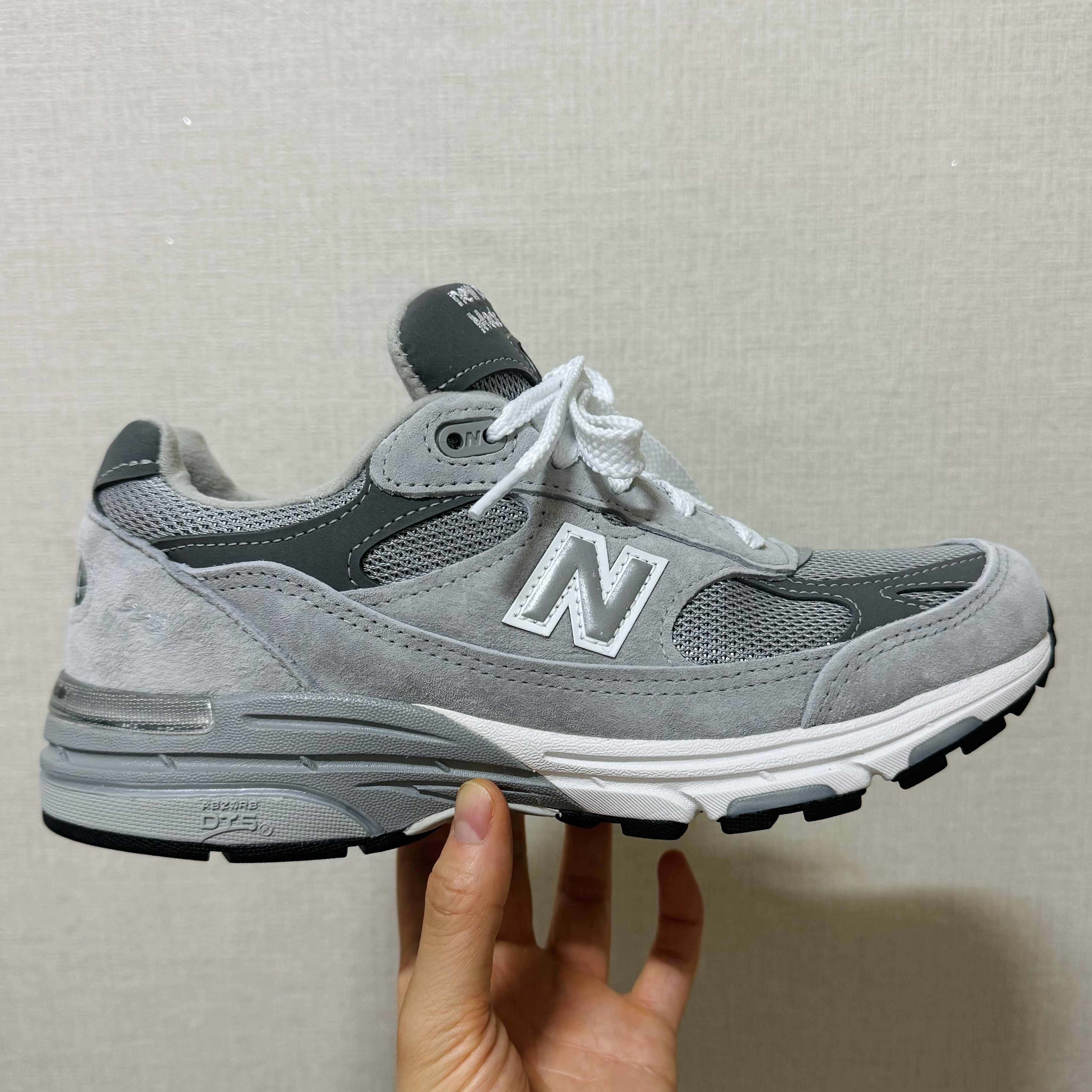 (W) New Balance 993 Made in USA Grey - B Standard 착용 스타일 - 1