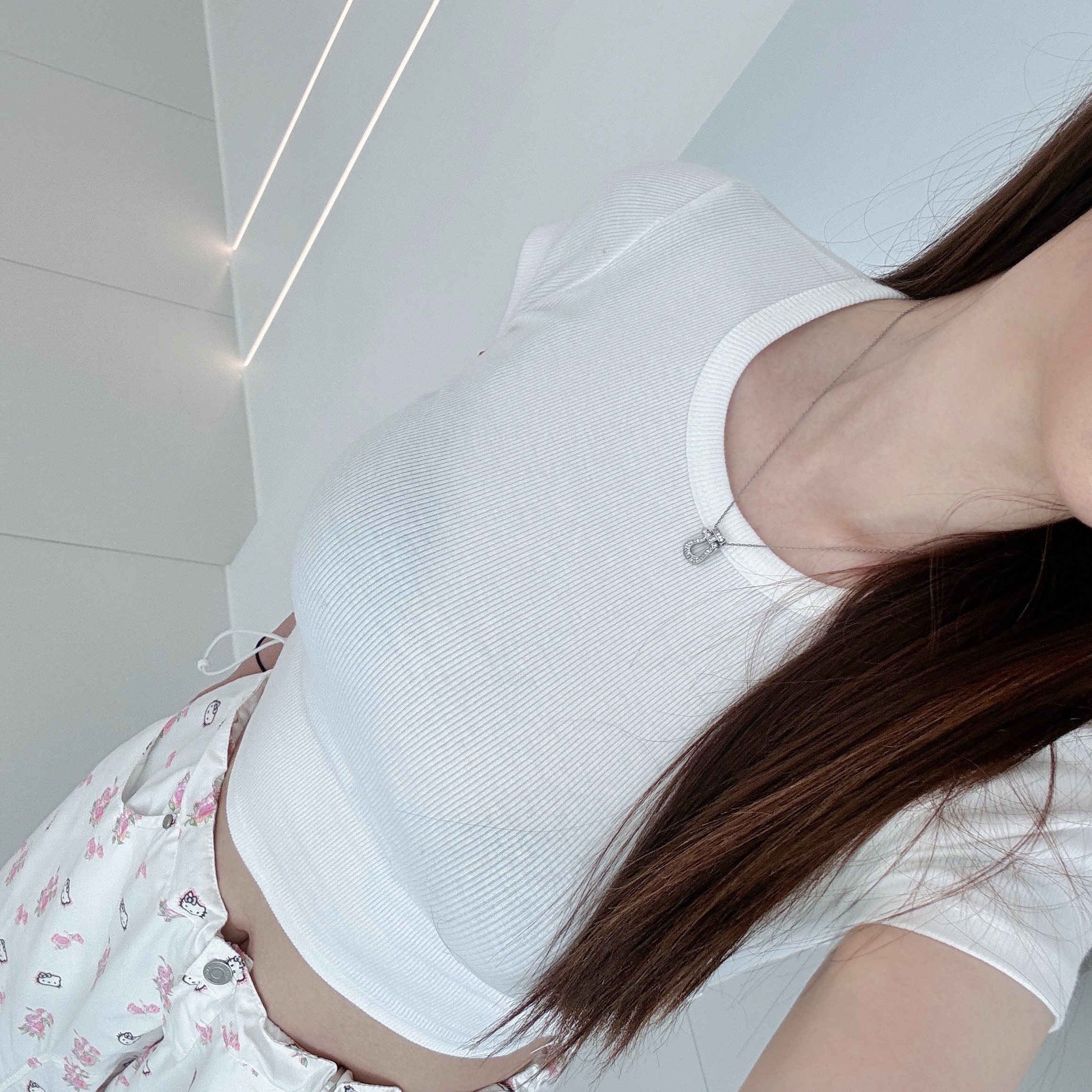 Open Yy x Hello Kitty Parachute Pants White, Open Yy x Hello Kitty T-Shirt White 착용 스타일 - 3