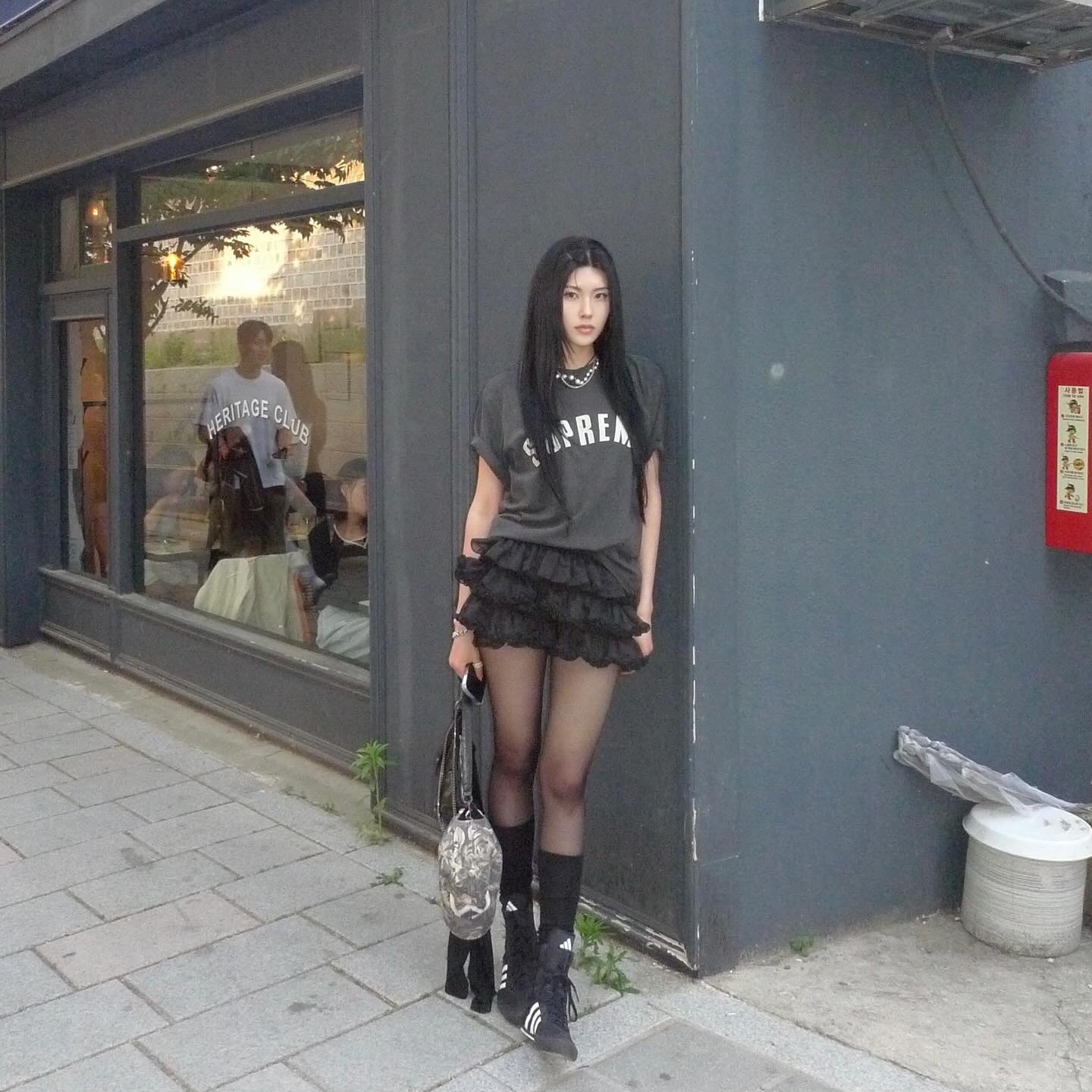 Supreme Cracked Arc S/S Top Black - 24SS, Adidas Box Hog 2.0 Boots Core Black Cloud White 착용 스타일 - 3