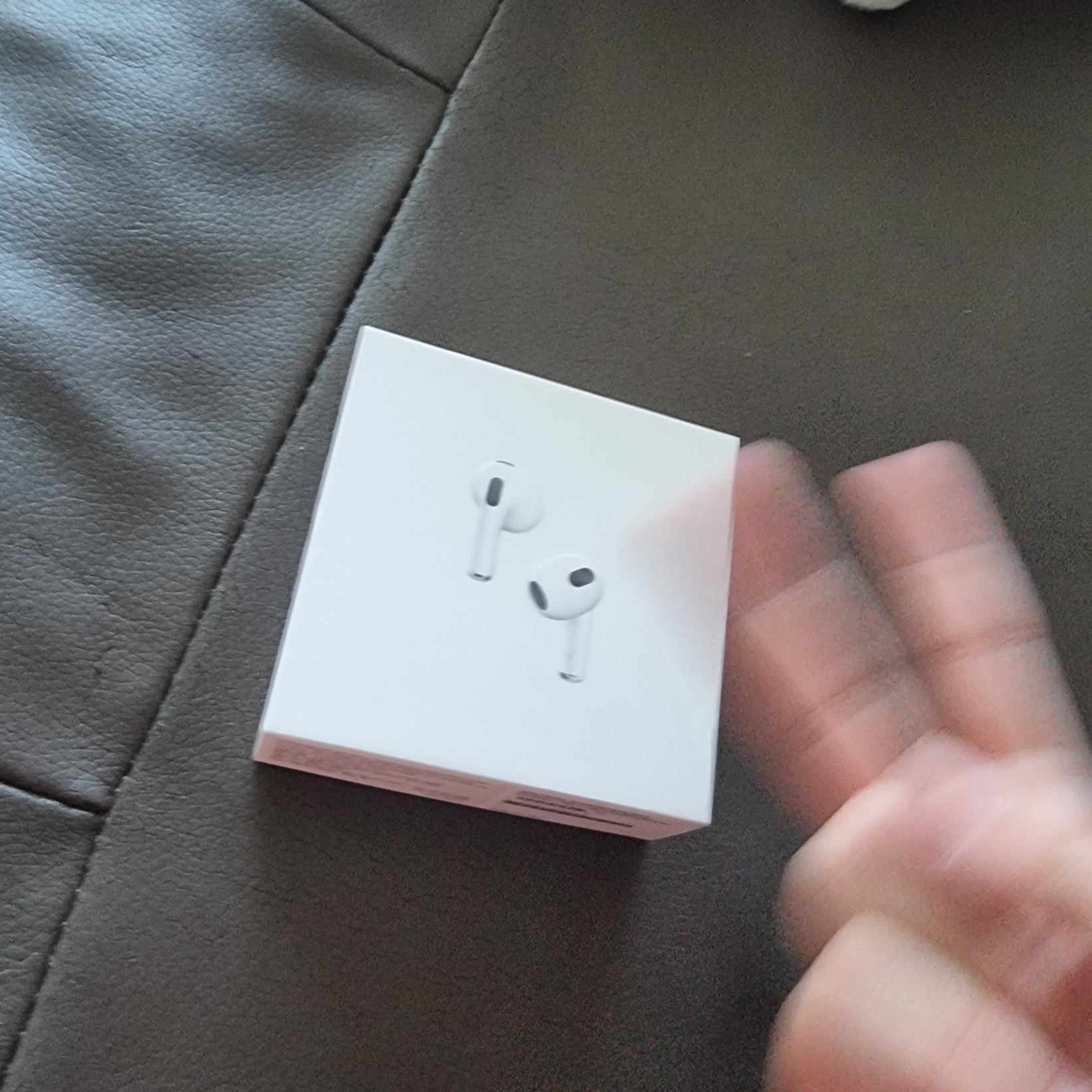 Apple Airpods 3rd Gen with MagSafe Charging Case (Korean Ver.) 착용 스타일