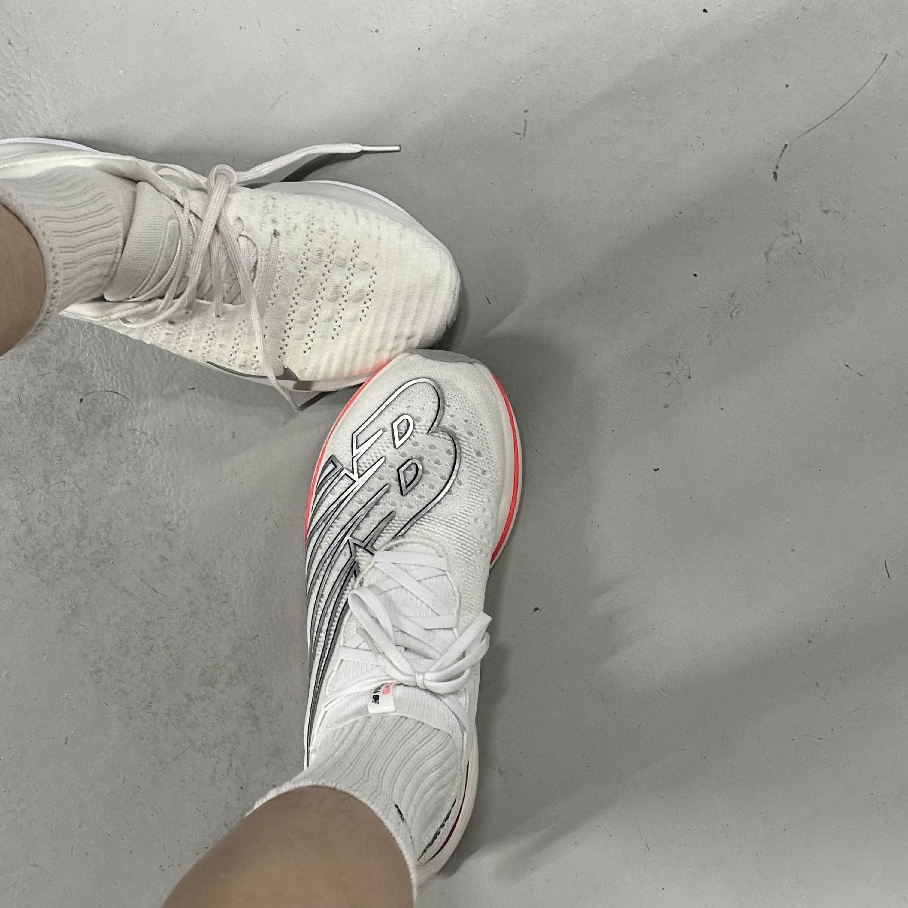 New Balance FuelCell SC Elite v3 White - D Standard 착용 스타일