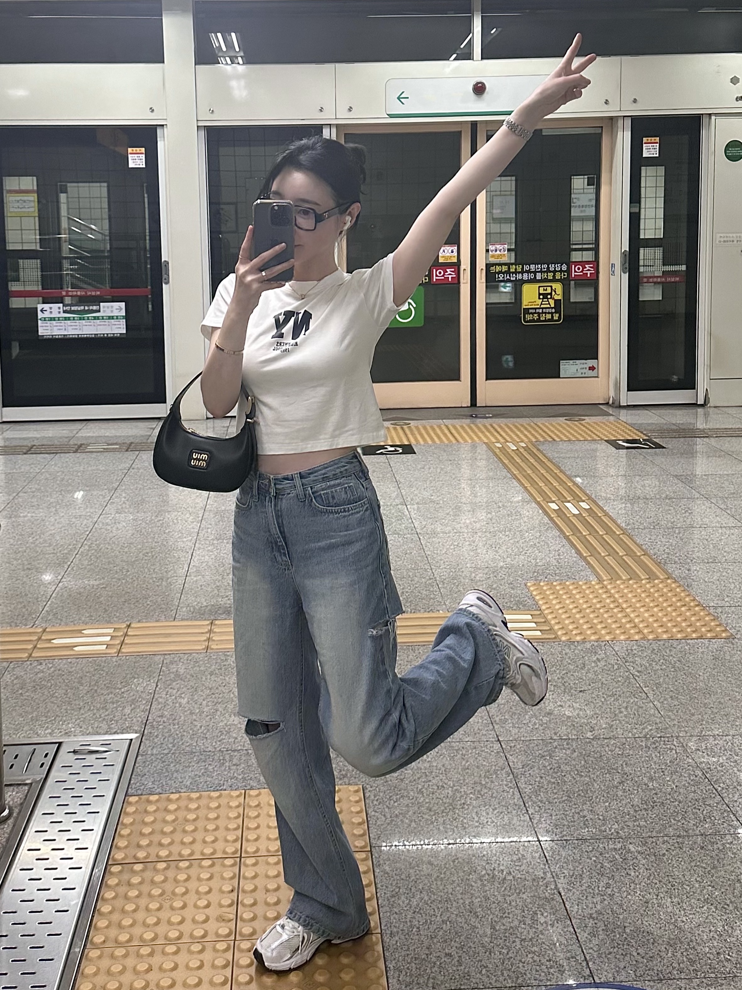 Miu Miu Leather Hobo Bag Black, New Balance 530 White Silver 착용 스타일 - 1