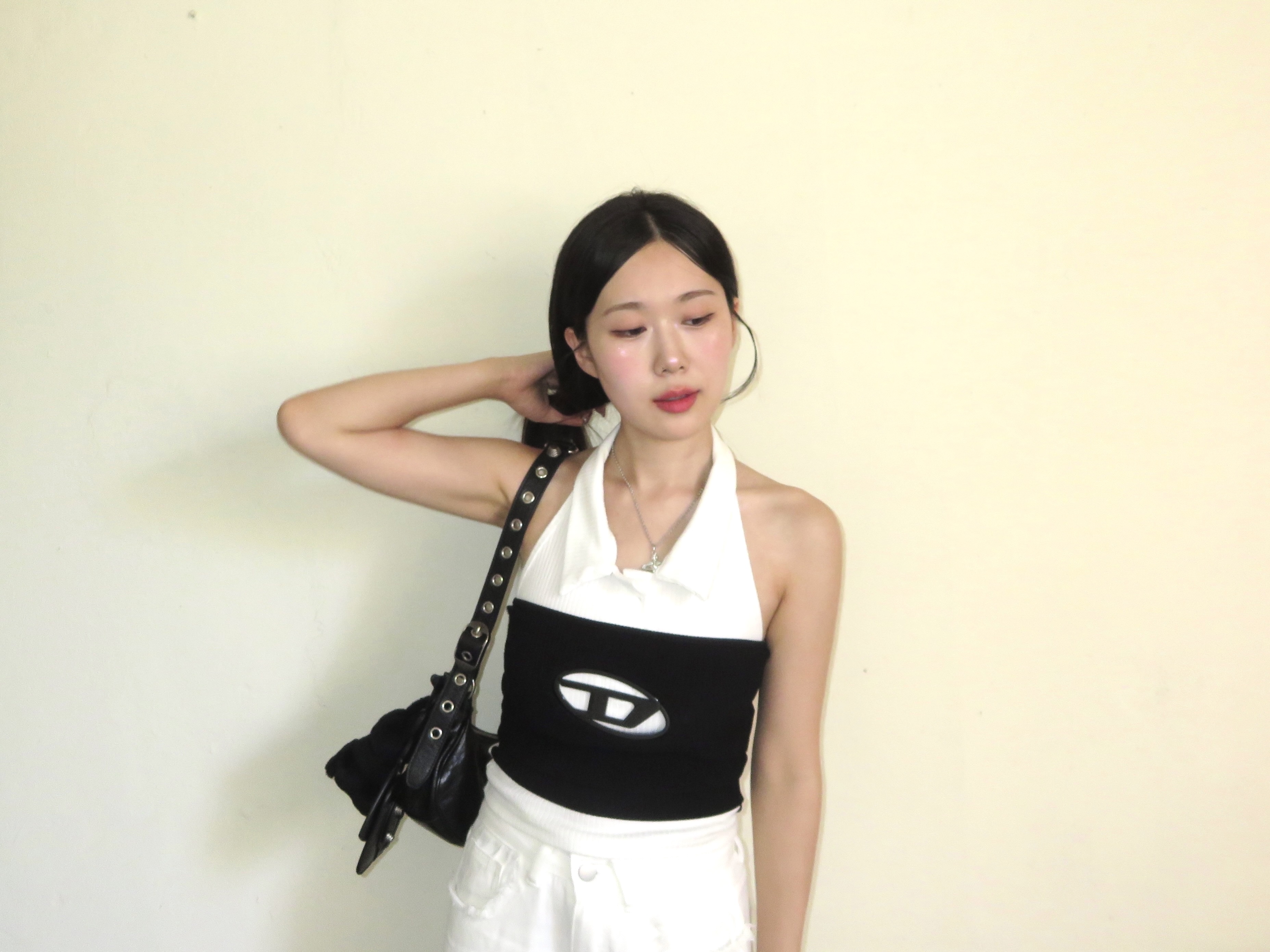 Balenciaga Arena Lambskin Le Cagole XS Shoulder Bag Black, Matin Kim Black Bunny Toy Keyring Black 착용 스타일 - 2