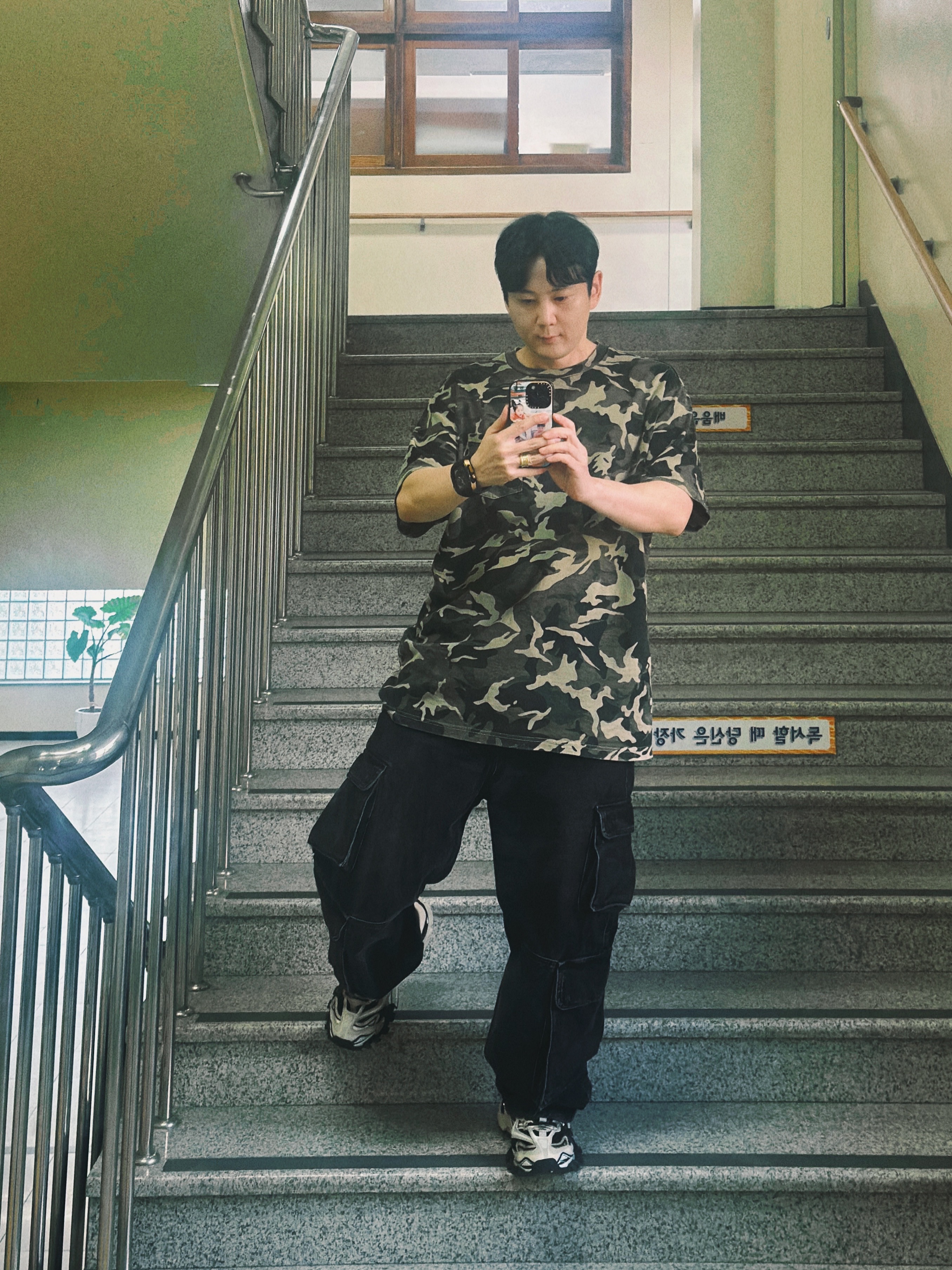 Supreme S/S Pocket T-Shirt Olive Camo - 23SS, Balenciaga Track.2 Sneakers Beige Black 착용 스타일
