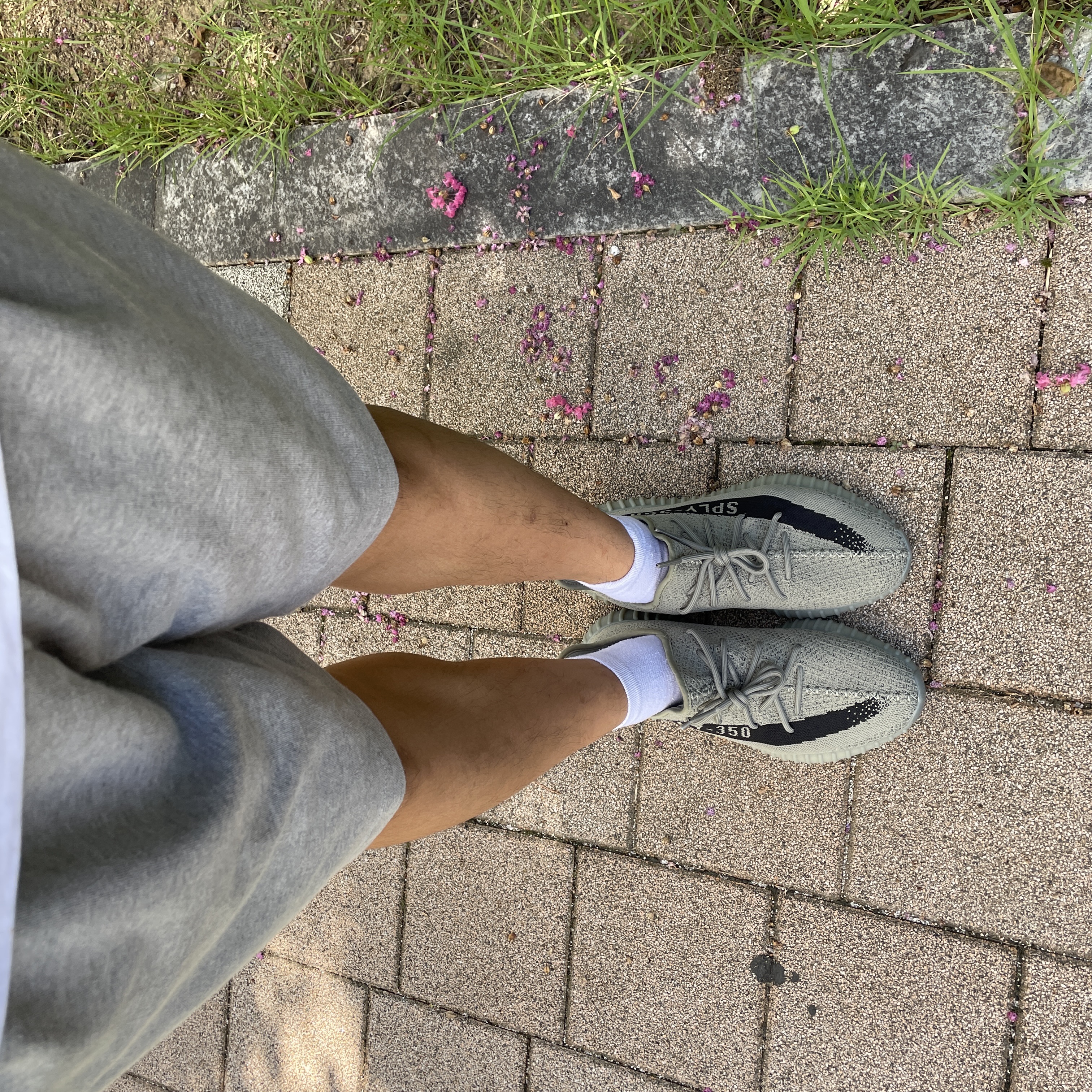 Adidas Yeezy Boost 350 V2 Granite Core Black 착용 스타일