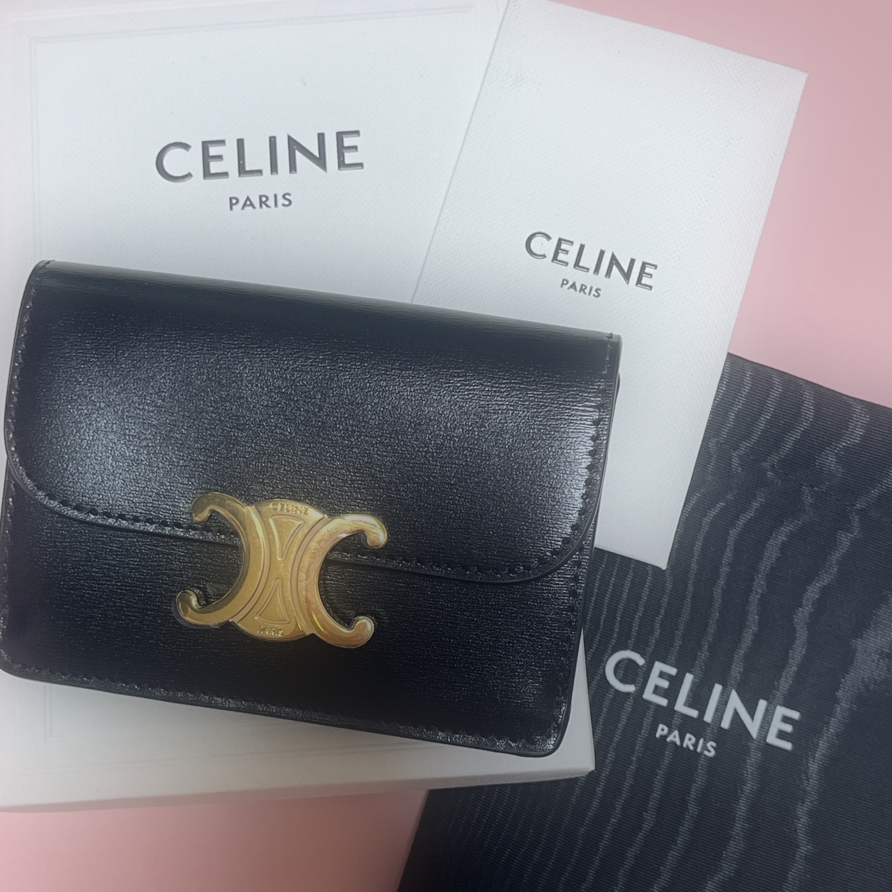Celine Card Holder with Flap in Shiny Calfskin Black 착용 스타일